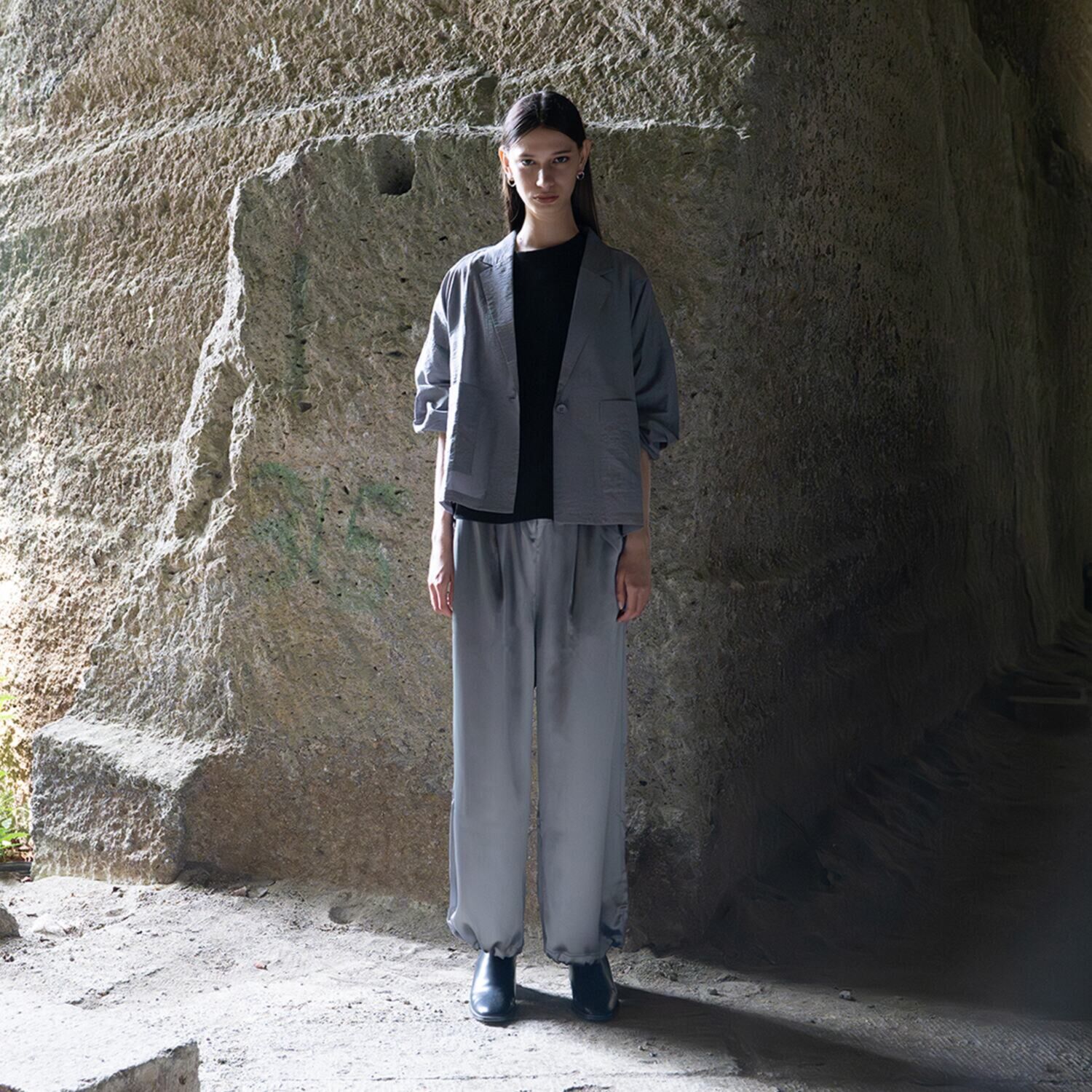 ヨウゾウカタブキ レザー調サテン 裾ドロストパンツ