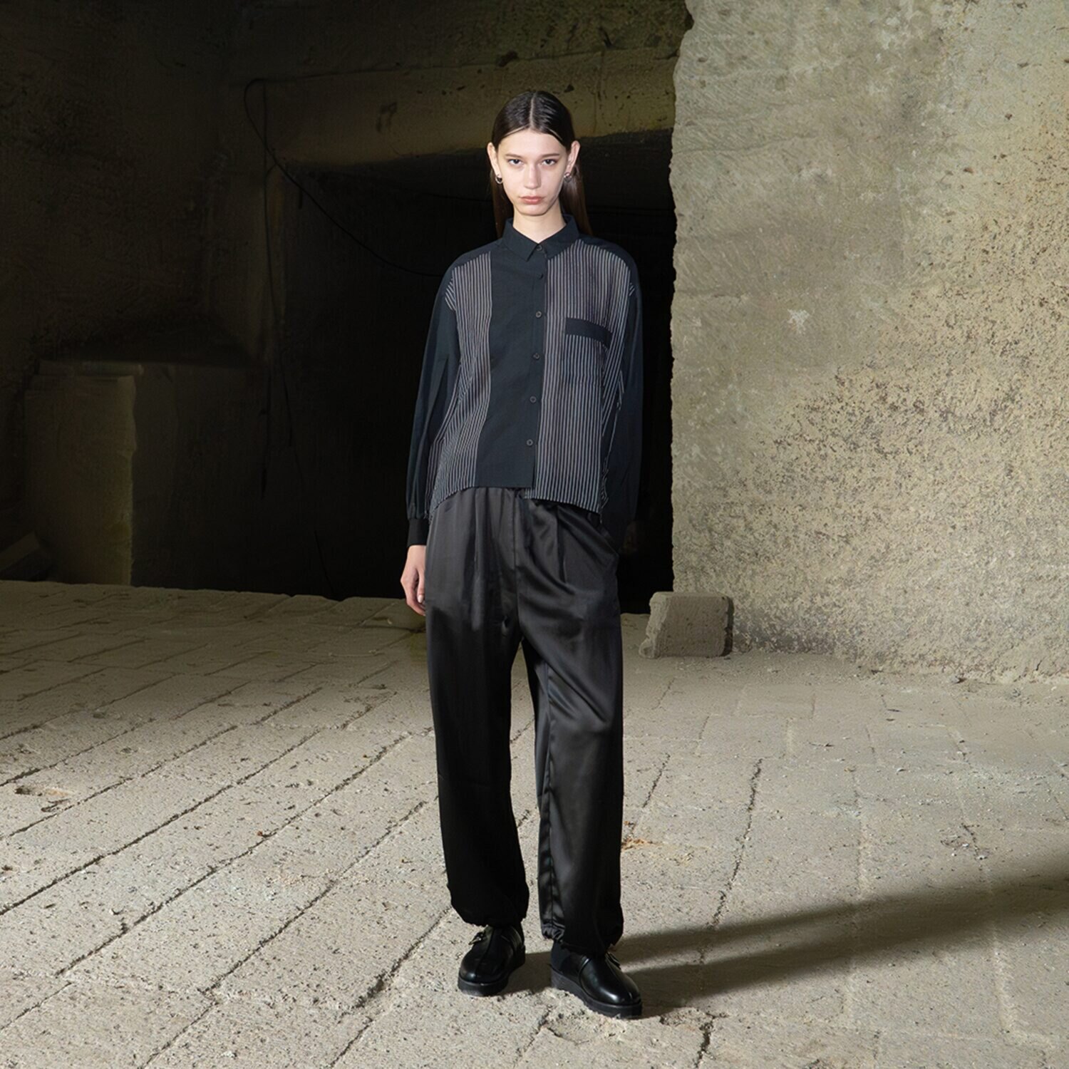 ヨウゾウカタブキ レザー調サテン 裾ドロストパンツ