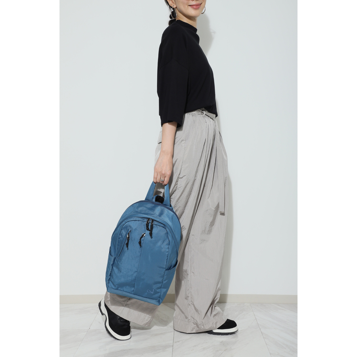 メゾンヴェール はっ水ワッシャーナイロン １０ポケット 軽量ラウンドリュック