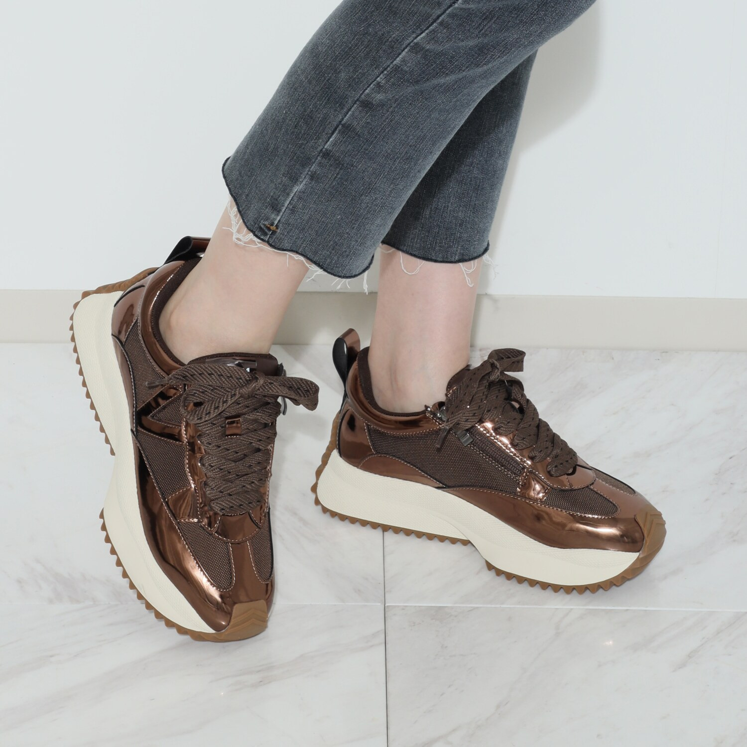 ヌーベルヴォーグ リュクスライン クラス感アップ！ モードに魅せる 大人のスニーカー