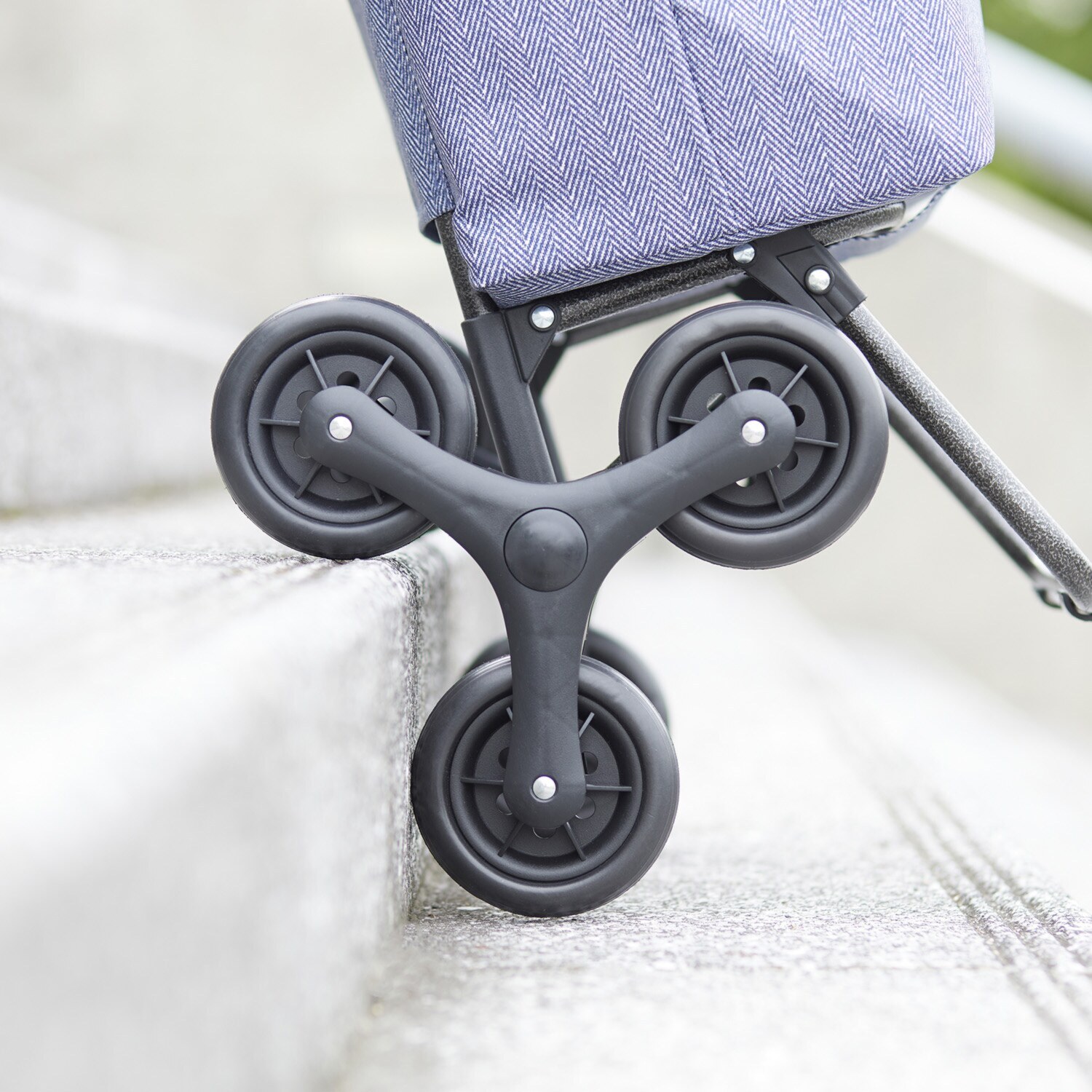 片側３輪タイヤが 段差や階段の移動を 楽々に！ 段差らくらくキャリー エシック