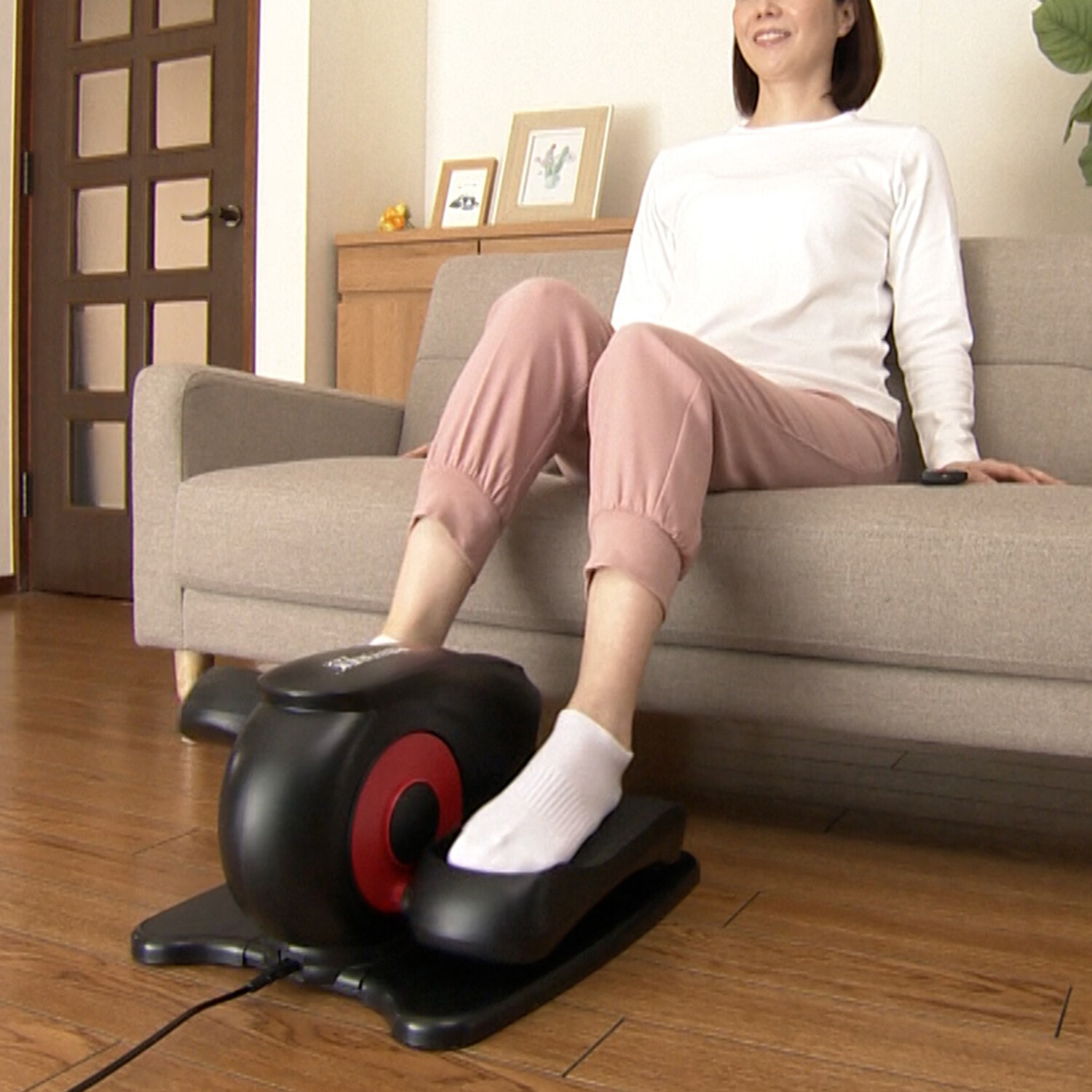 自動で回転するペダルで 下半身全体の筋肉を ながらトレーニング 電動フットエクサ オルビトレックＭＸ