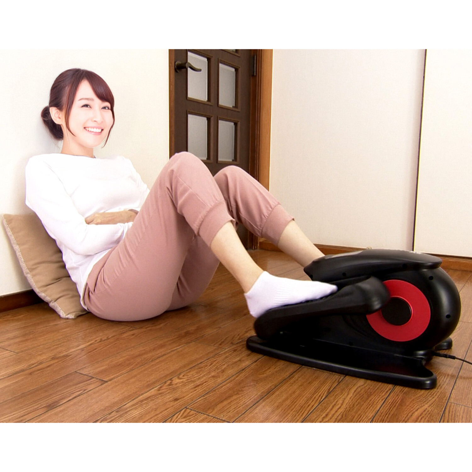 自動で回転するペダルで 下半身全体の筋肉を ながらトレーニング 電動フットエクサ オルビトレックＭＸ