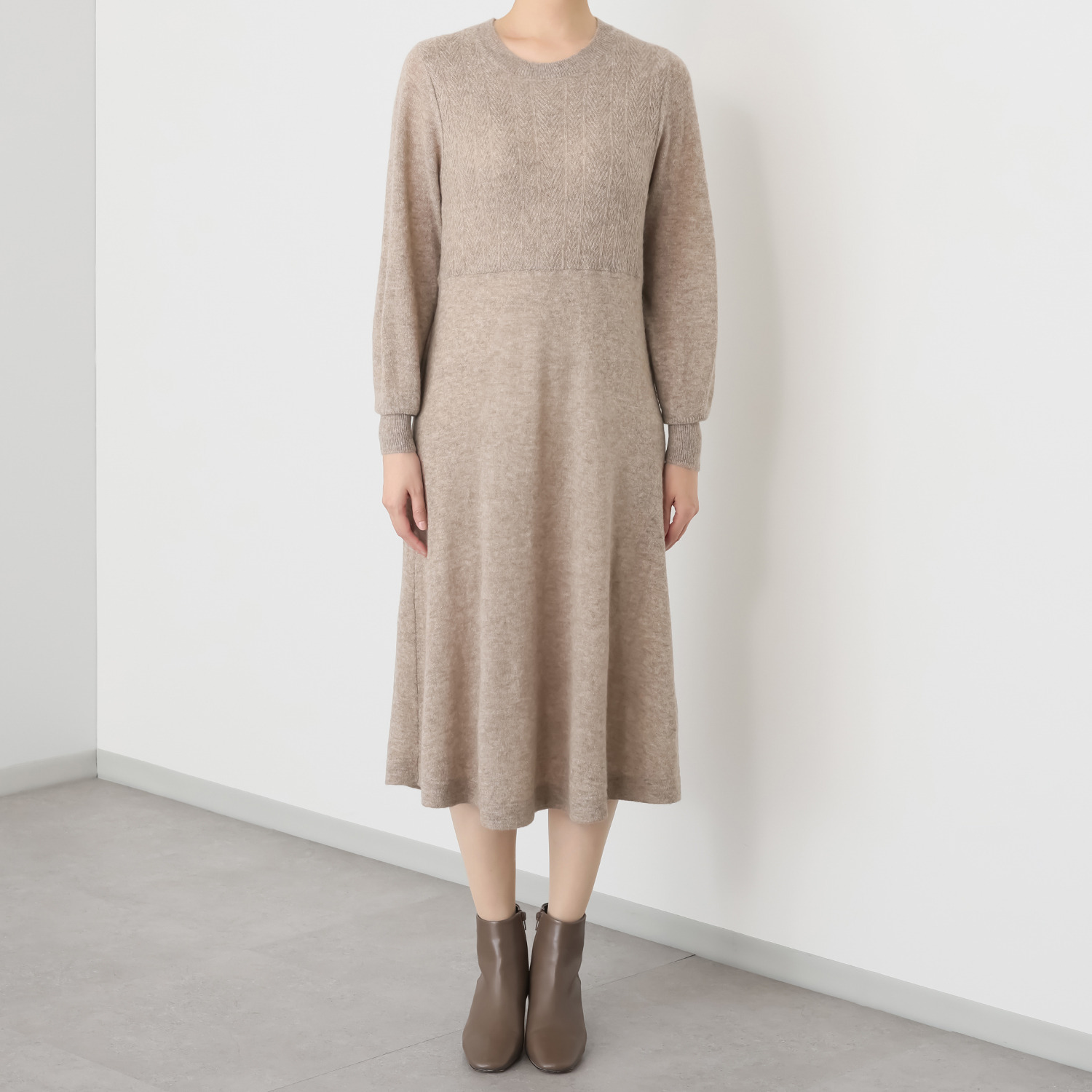 ソアージュ ベビーアルパカ１００％ ふんわり暖かい ヘリンボーン柄 ニットワンピース