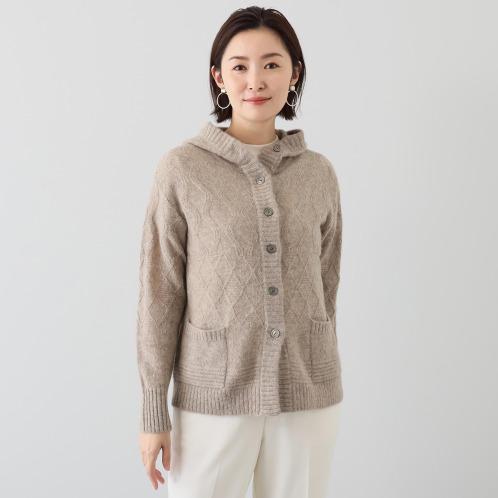 ソアージュ　ベビーアルパカ１００％　ふんわり暖かい　ケーブル編　フード付カーディガン