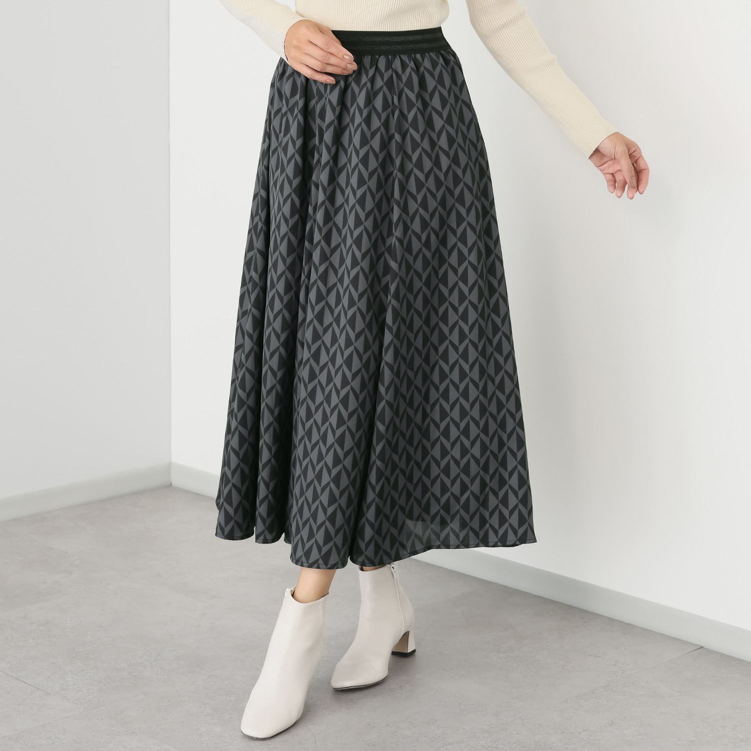 スタイル・ラヴィー バックサテンジョーゼット 幾何学柄プリント ウエストゴムで気楽な フレアースカート