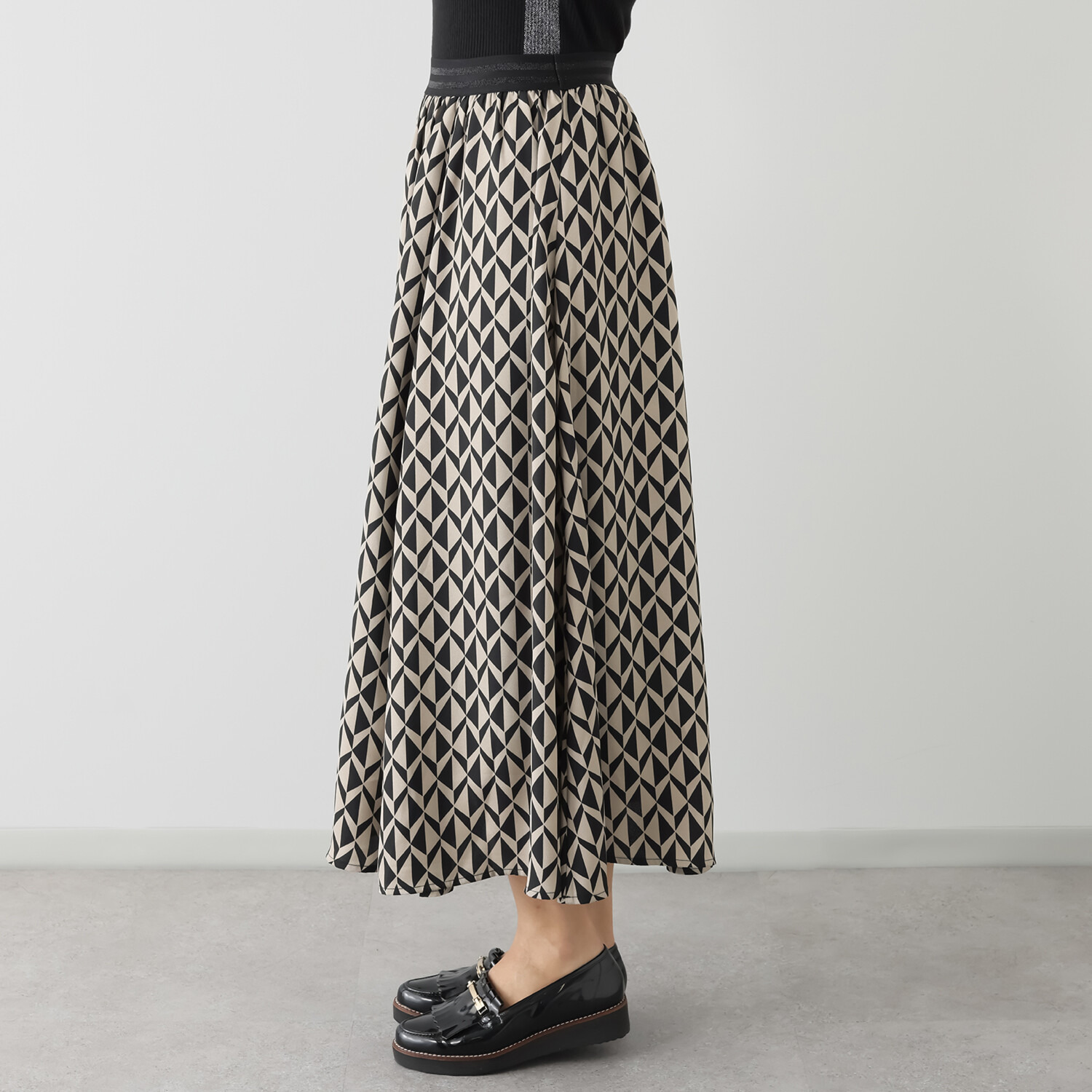 スタイル・ラヴィー バックサテンジョーゼット 幾何学柄プリント ウエストゴムで気楽な フレアースカート