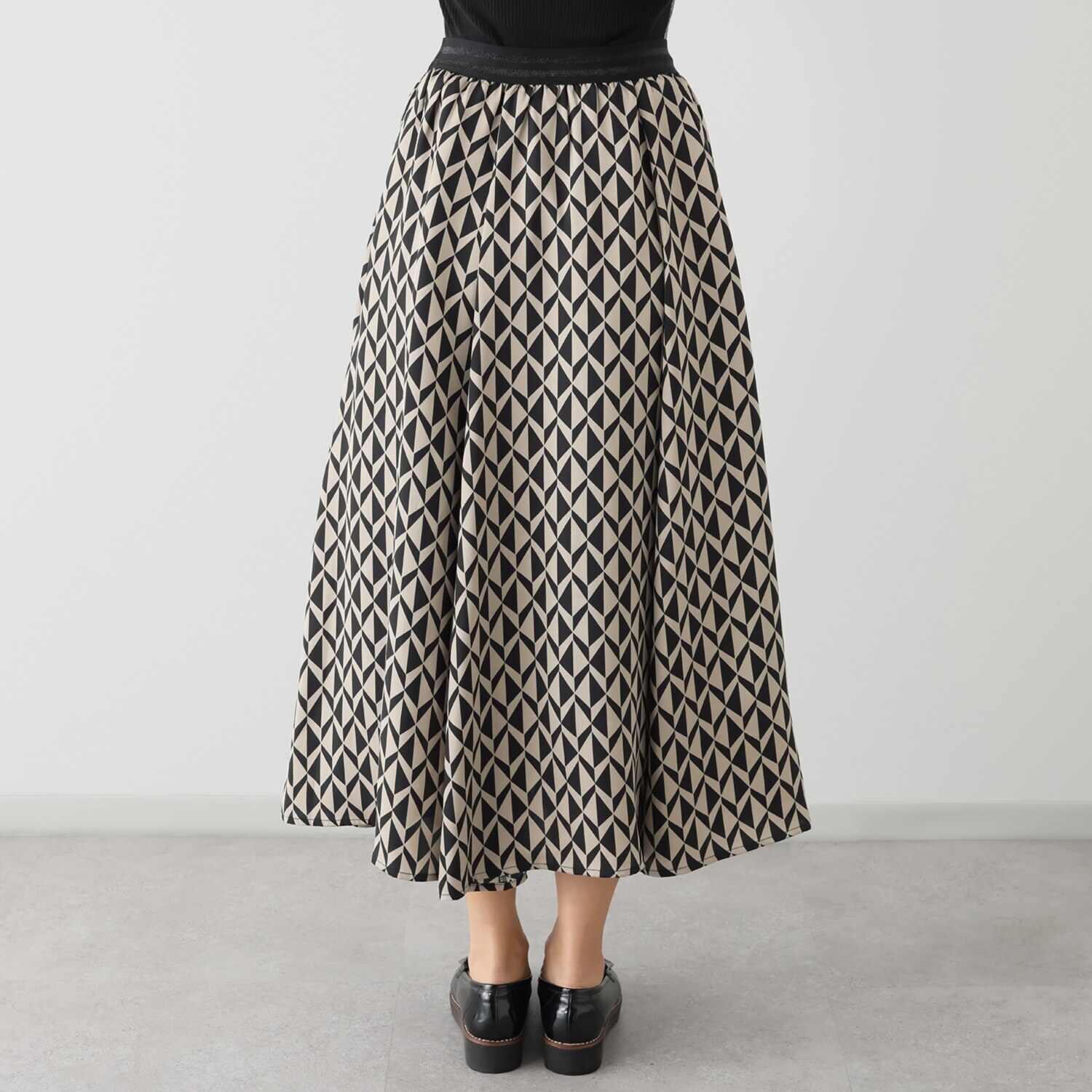 スタイル・ラヴィー バックサテンジョーゼット 幾何学柄プリント ウエストゴムで気楽な フレアースカート