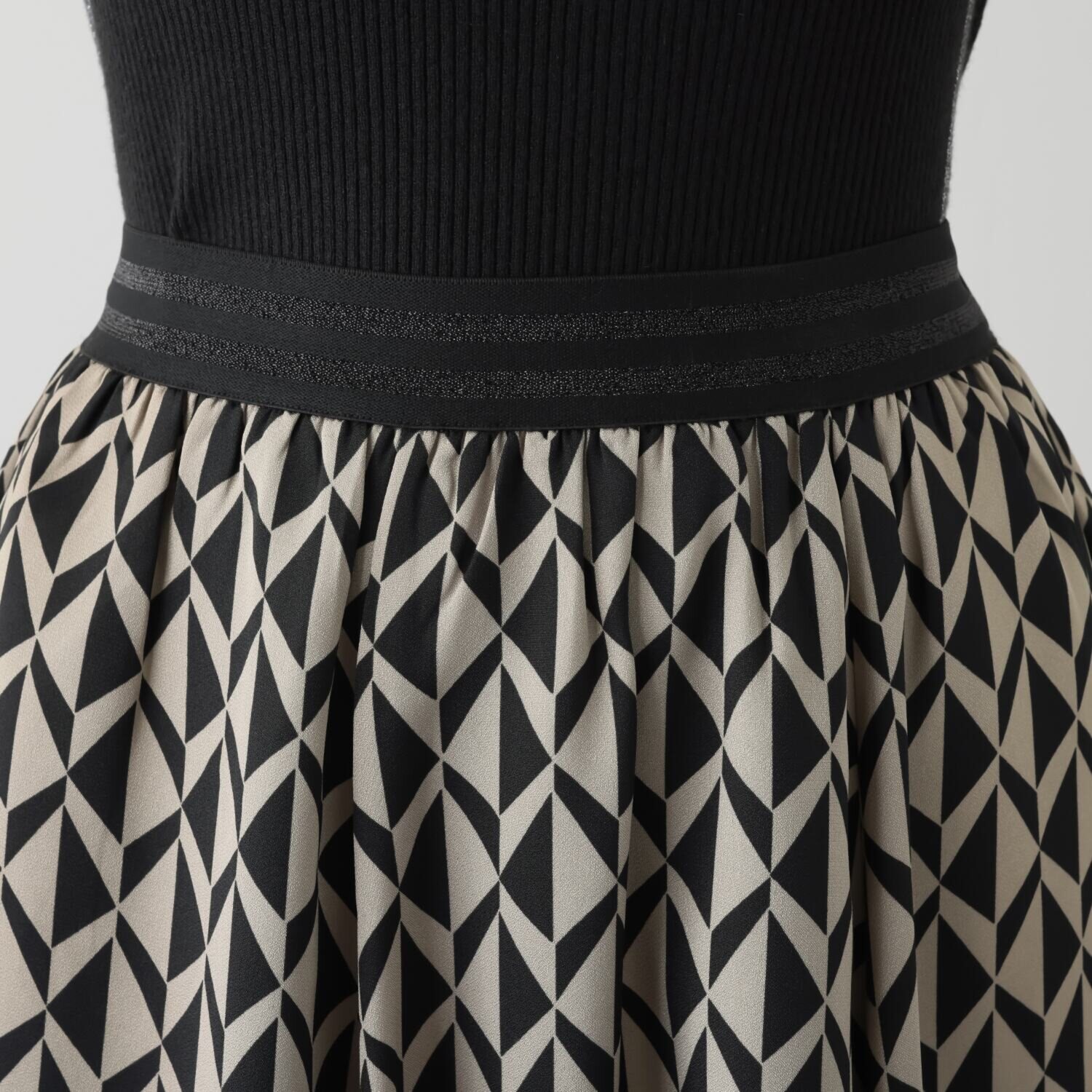 スタイル・ラヴィー バックサテンジョーゼット 幾何学柄プリント ウエストゴムで気楽な フレアースカート