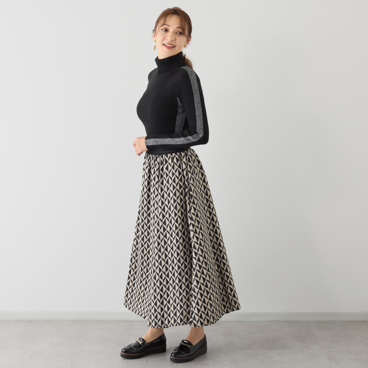 スタイル・ラヴィー バックサテンジョーゼット 幾何学柄プリント ウエストゴムで気楽な フレアースカート