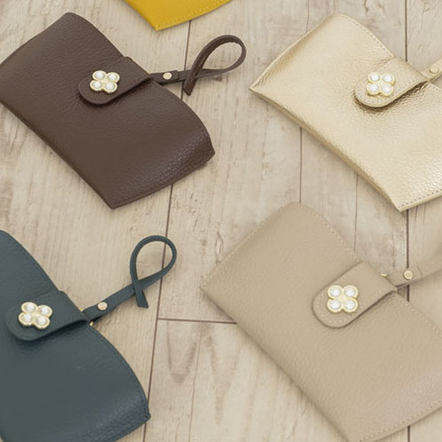 マリ・クレール 牛革 ガラスビジュウクローバー アクセント メガネケースチャーム