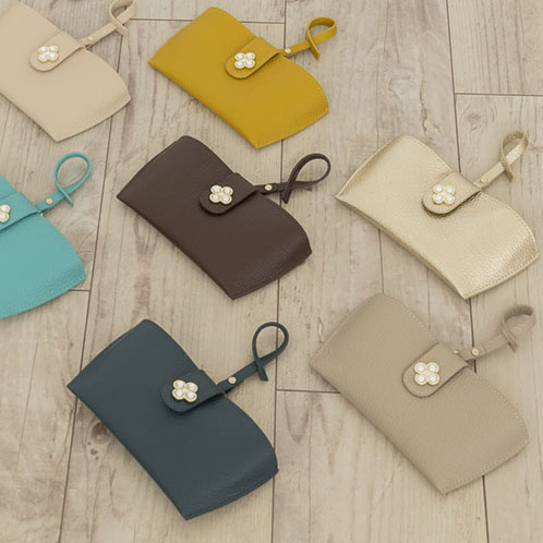 マリ・クレール 牛革 ガラスビジュウクローバー アクセント メガネケースチャーム