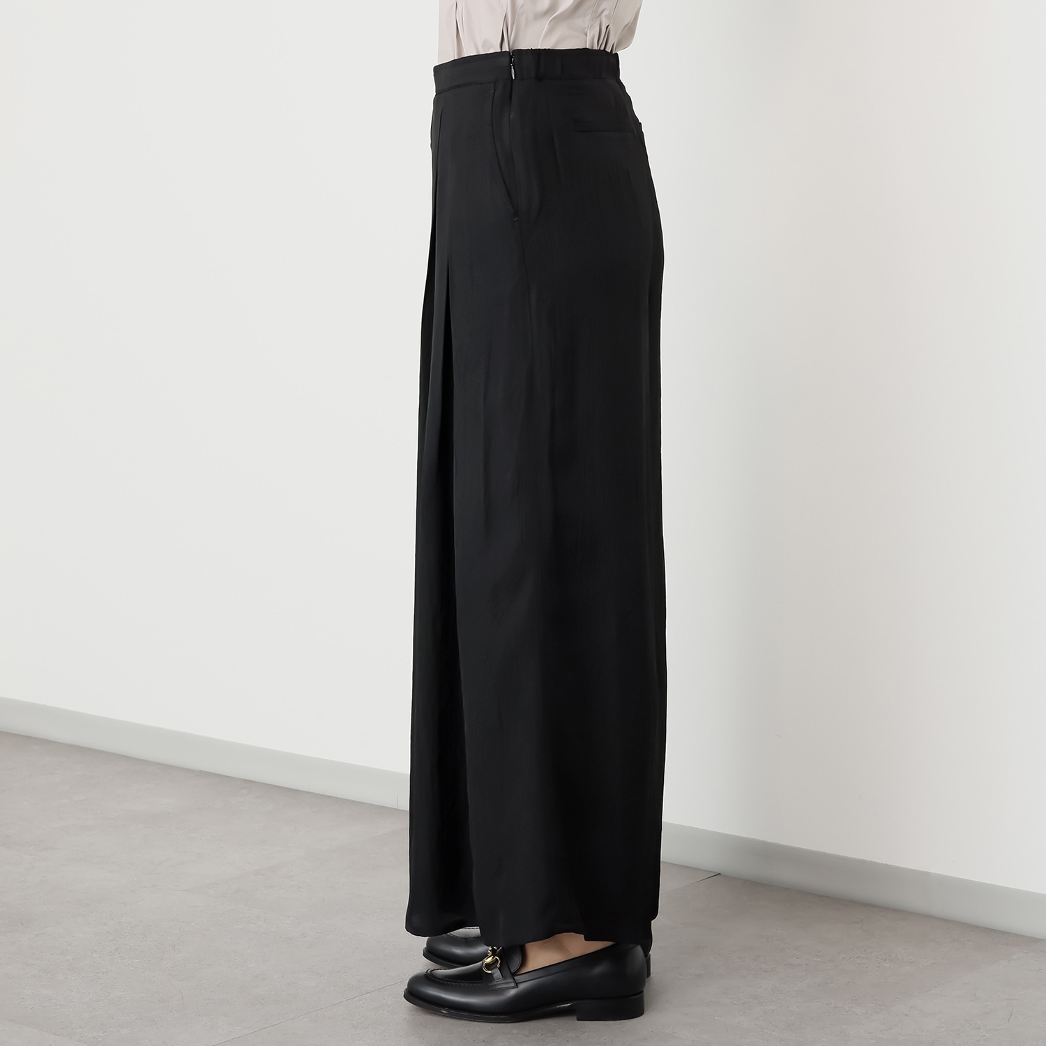 ゴドー 希少なアセテート１００％ ドレープワイドパンツ