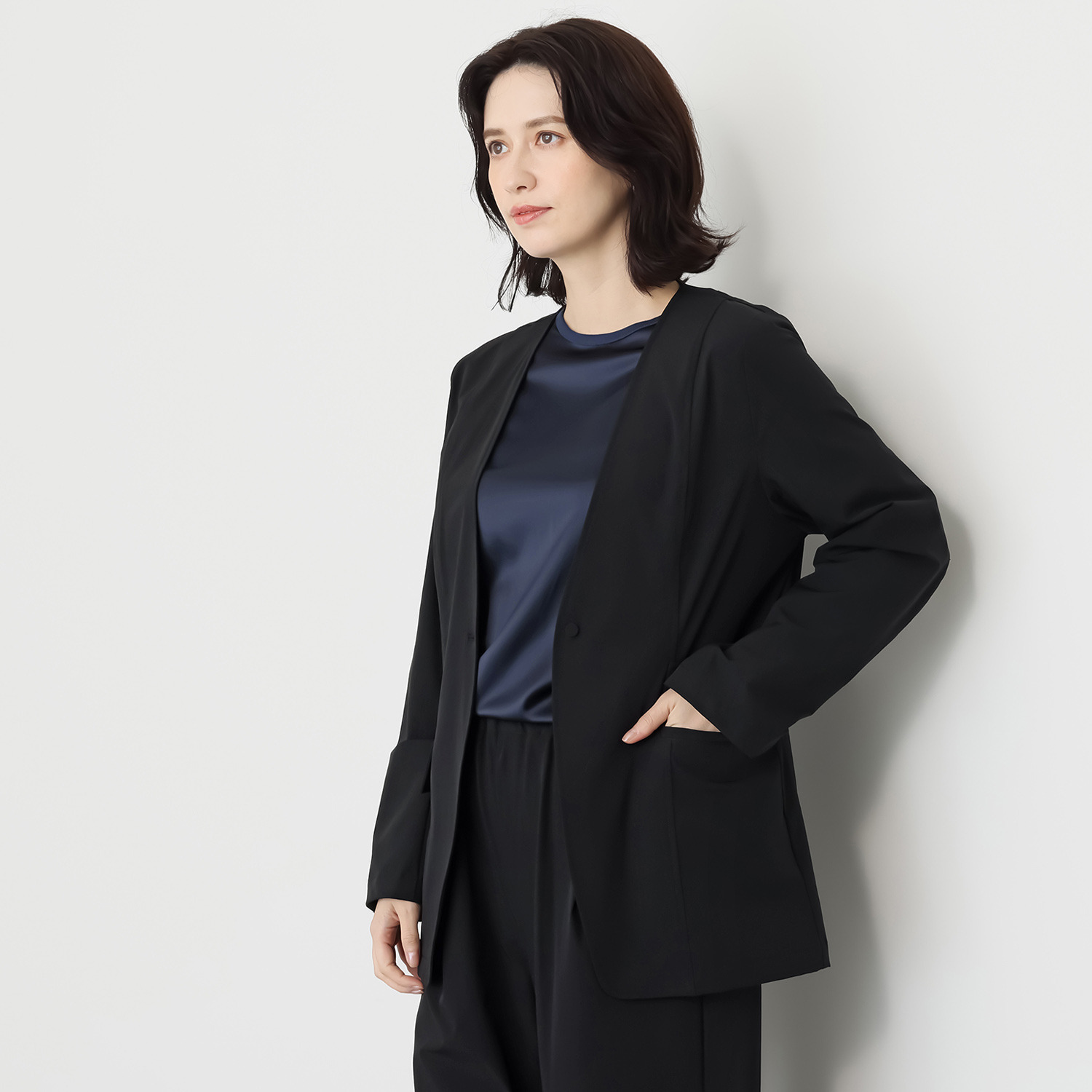 ヤエアジュテ きれいなシルエットで 初秋に映える ノーカラージャケット