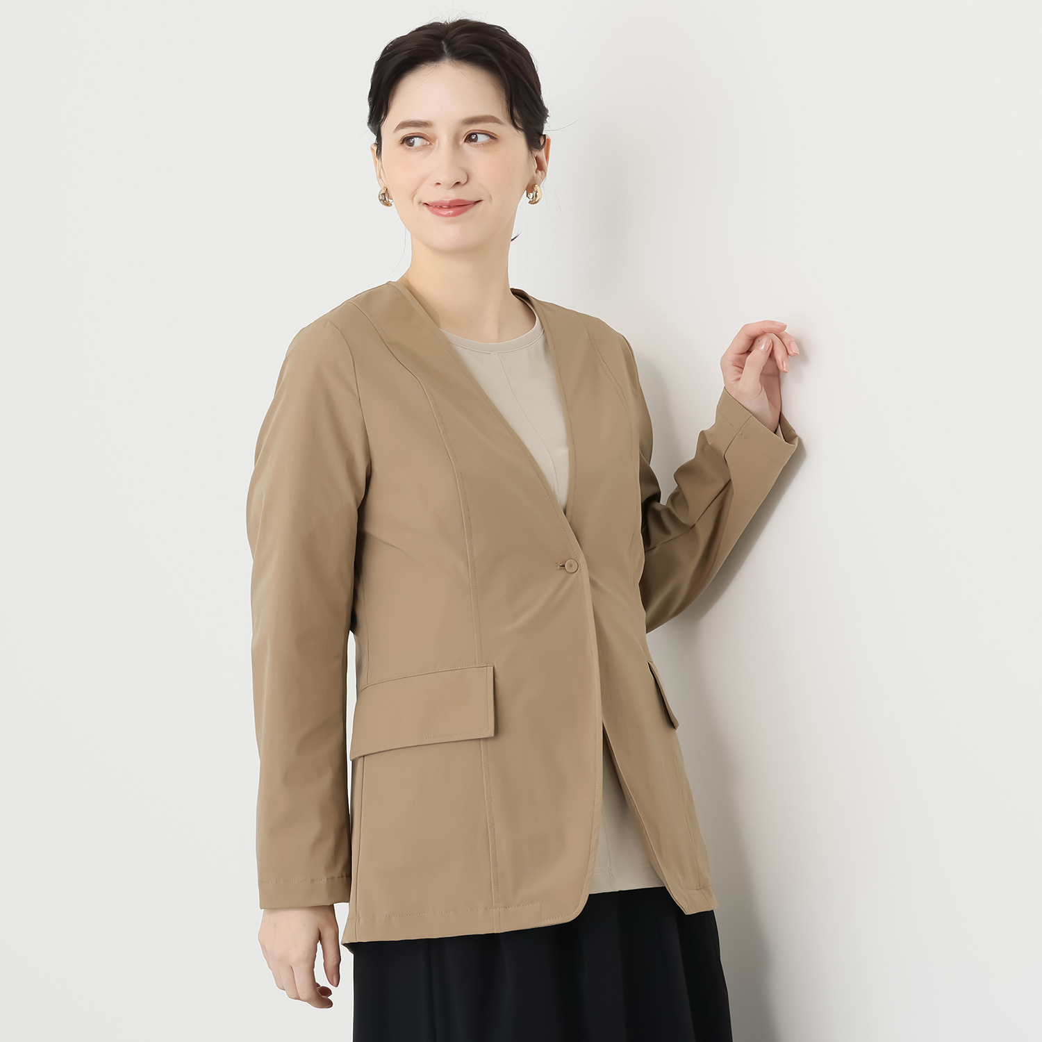 ヤエアジュテ きれいなシルエットで 初秋に映える ノーカラージャケット