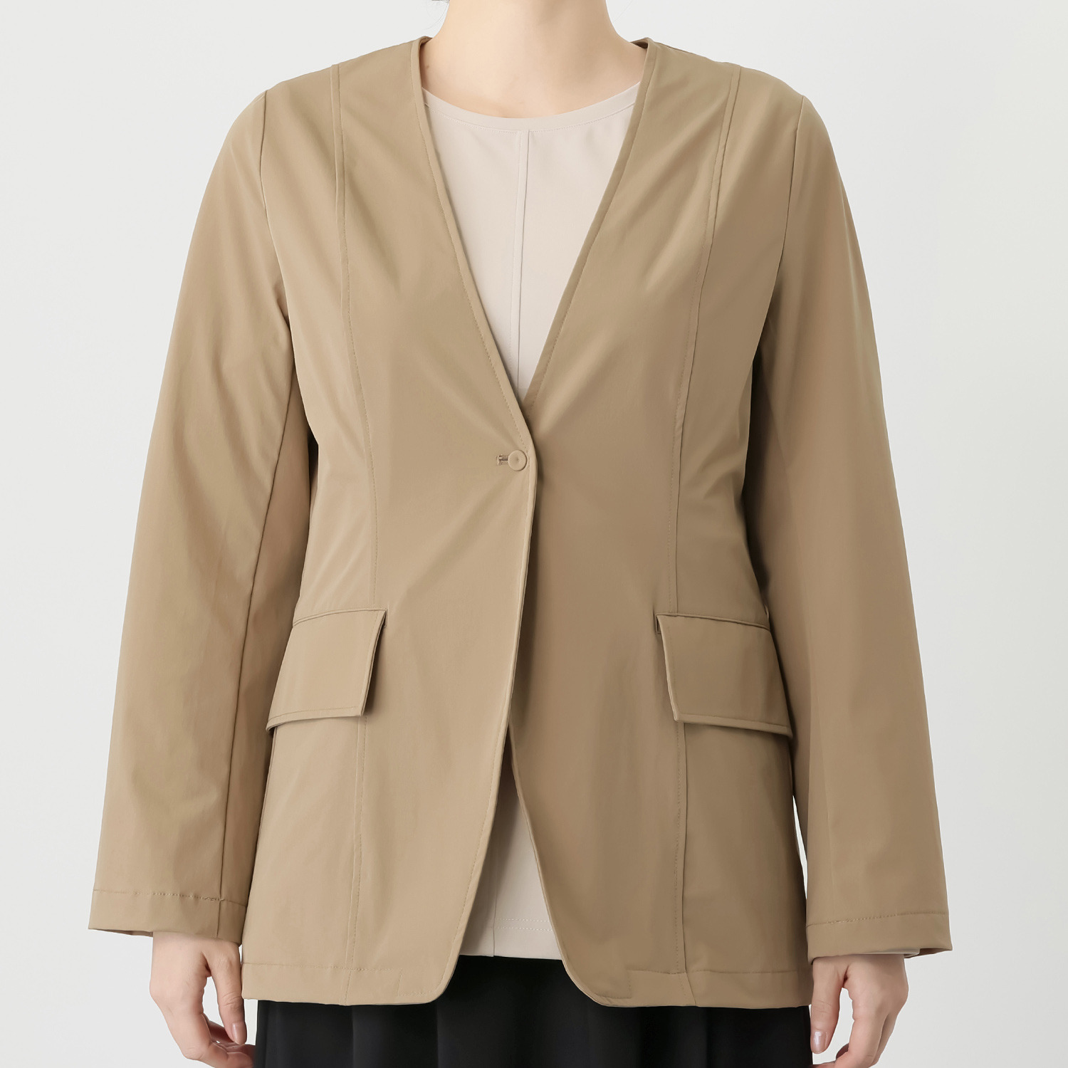 ヤエアジュテ きれいなシルエットで 初秋に映える ノーカラージャケット