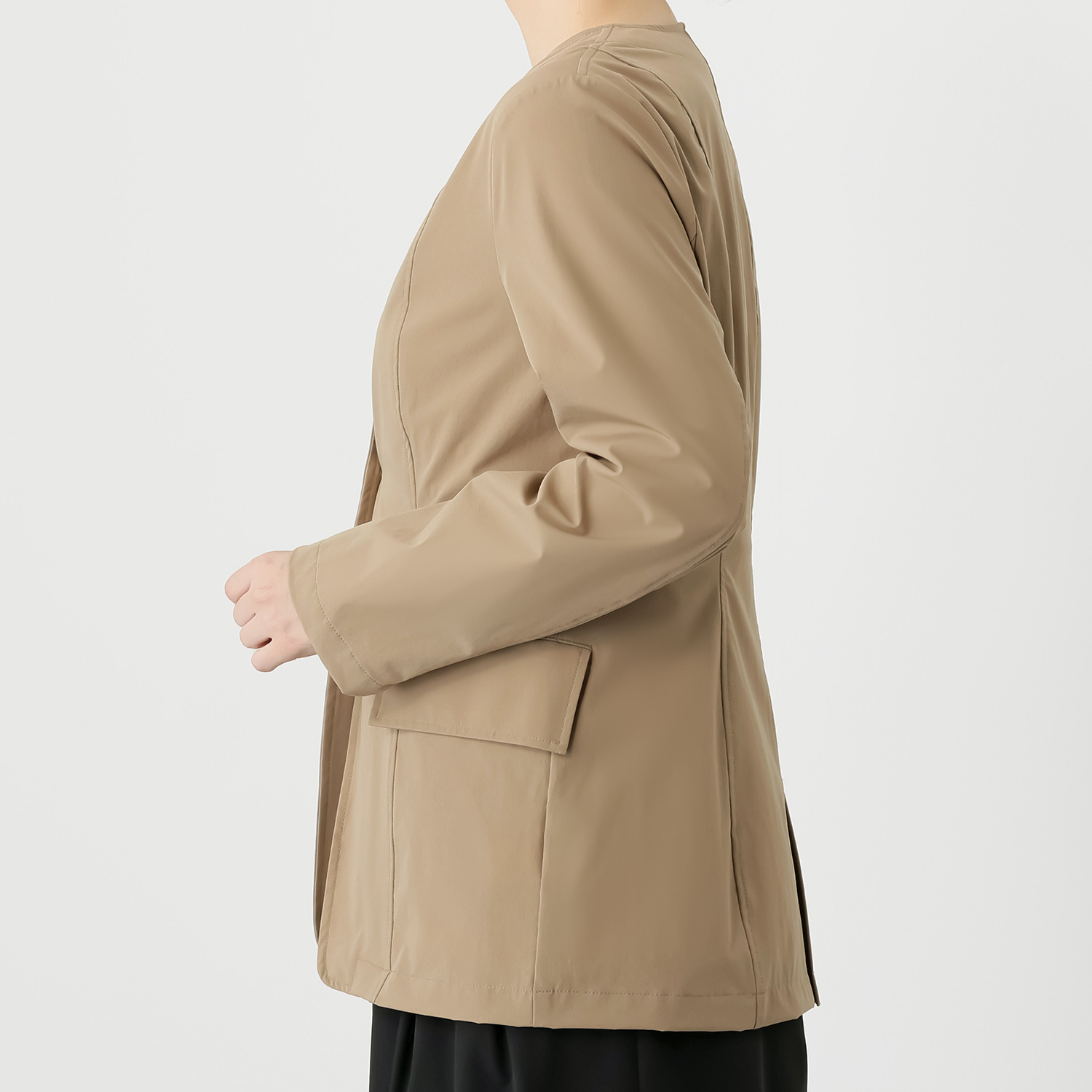 ヤエアジュテ きれいなシルエットで 初秋に映える ノーカラージャケット