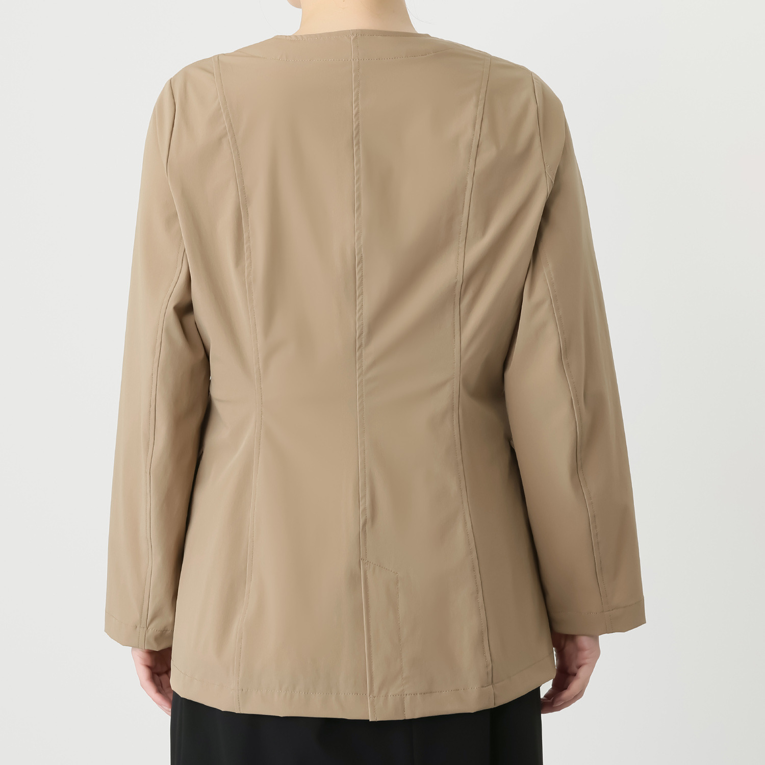 ヤエアジュテ きれいなシルエットで 初秋に映える ノーカラージャケット