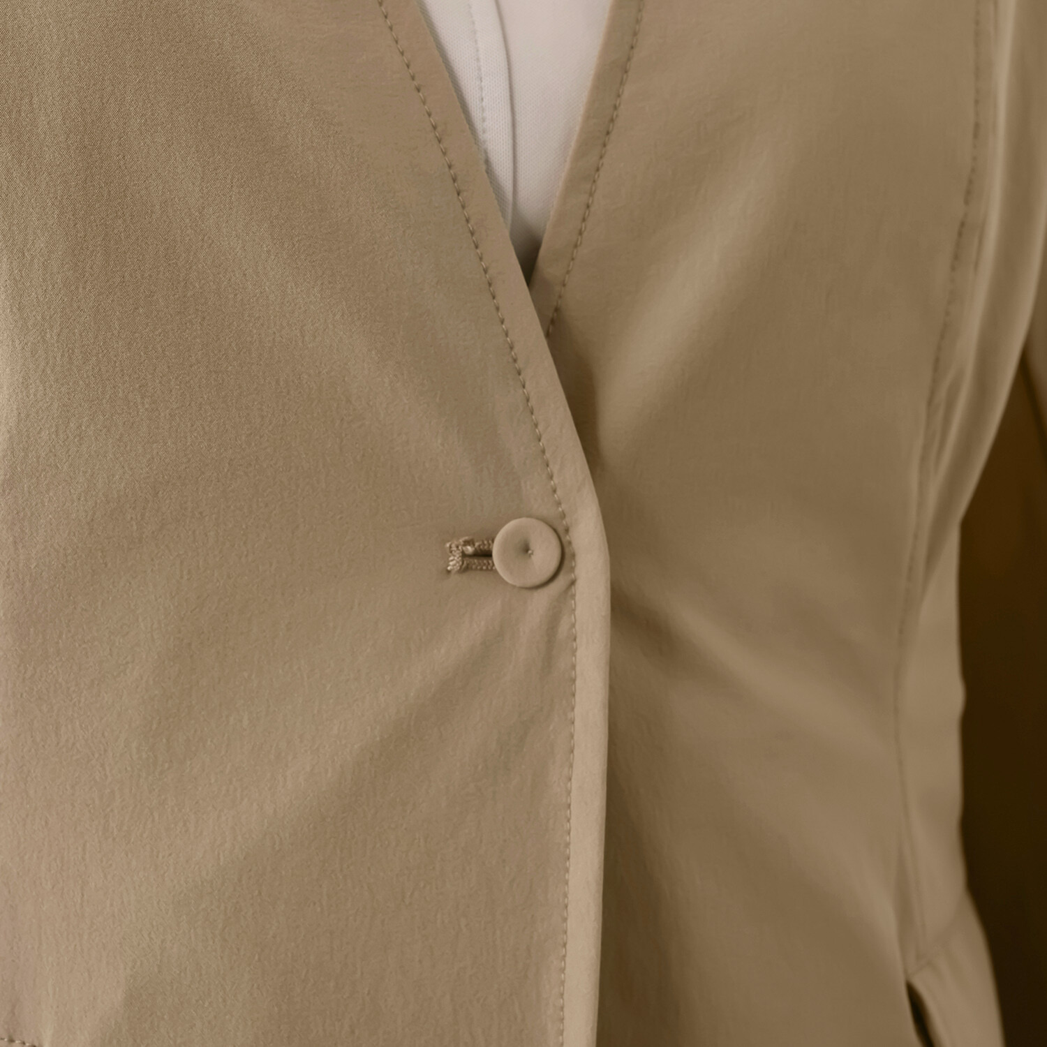 ヤエアジュテ きれいなシルエットで 初秋に映える ノーカラージャケット