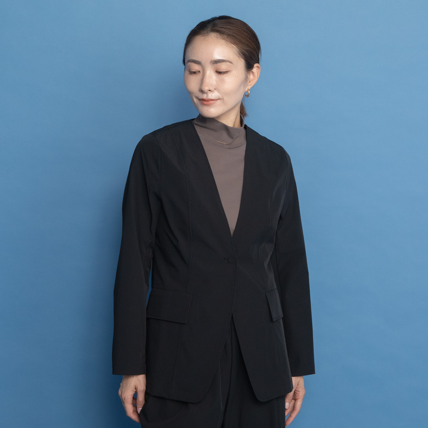 ヤエアジュテ きれいなシルエットで 初秋に映える ノーカラージャケット