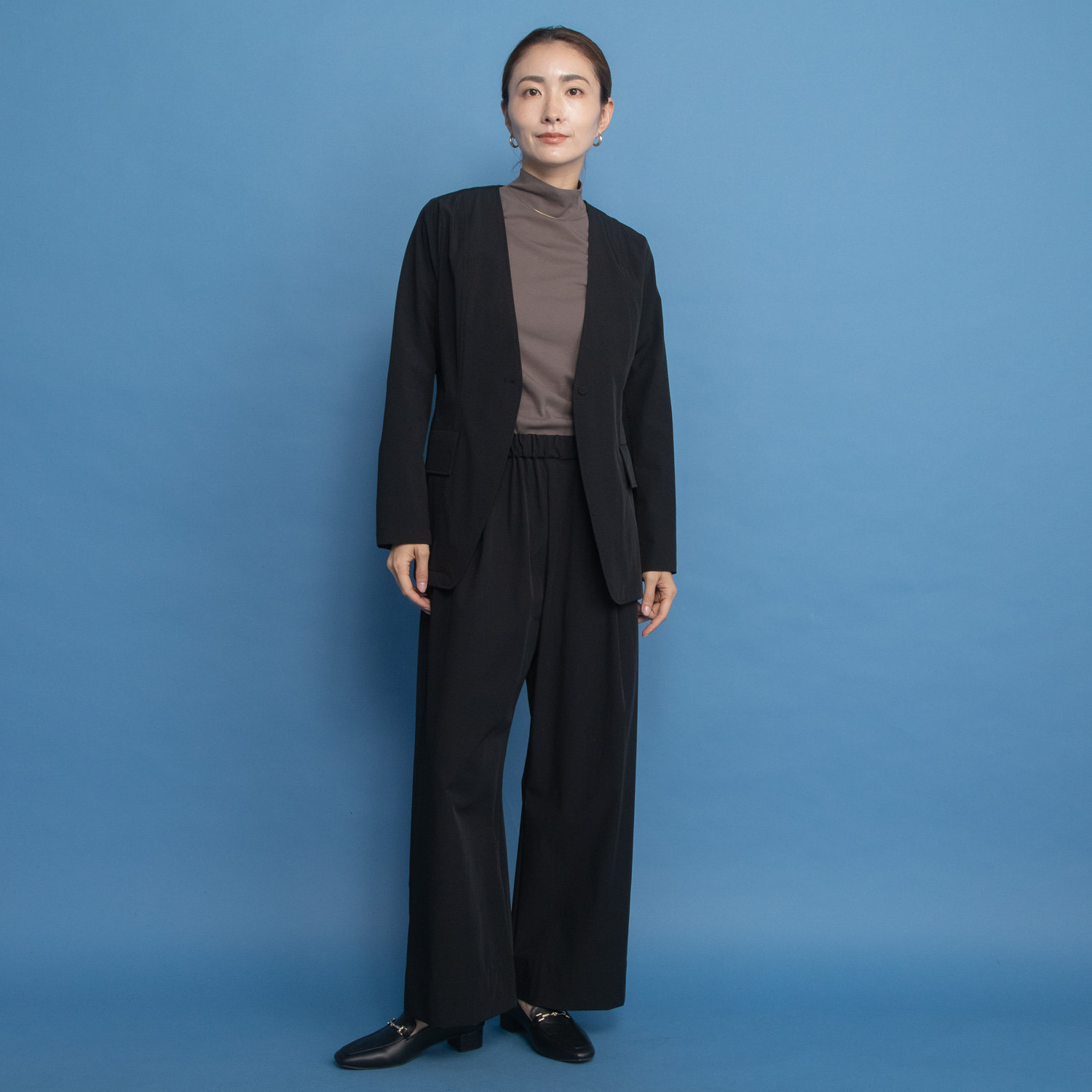 ヤエアジュテ きれいなシルエットで 初秋に映える ノーカラージャケット