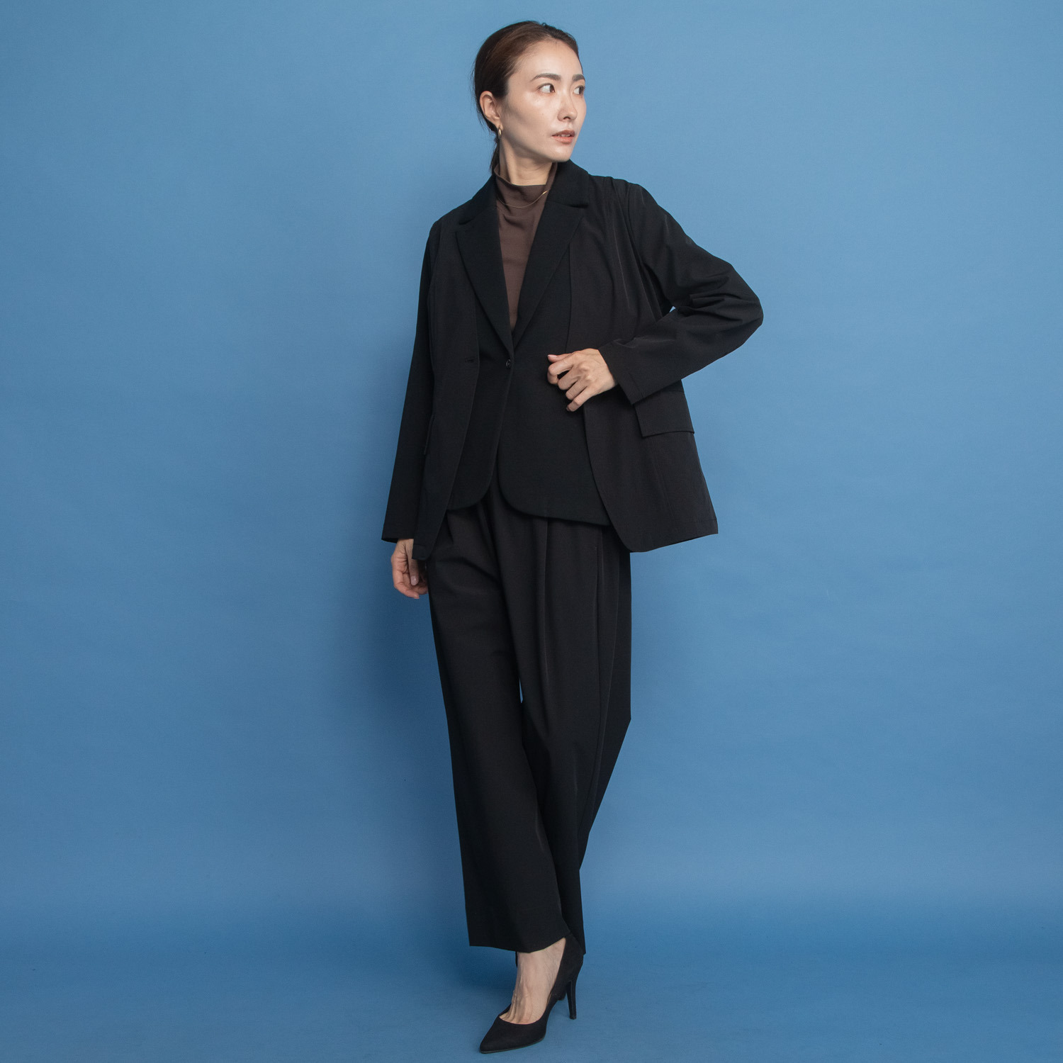 ヤエアジュテ きれいなシルエットで 初秋に映える ノーカラージャケット