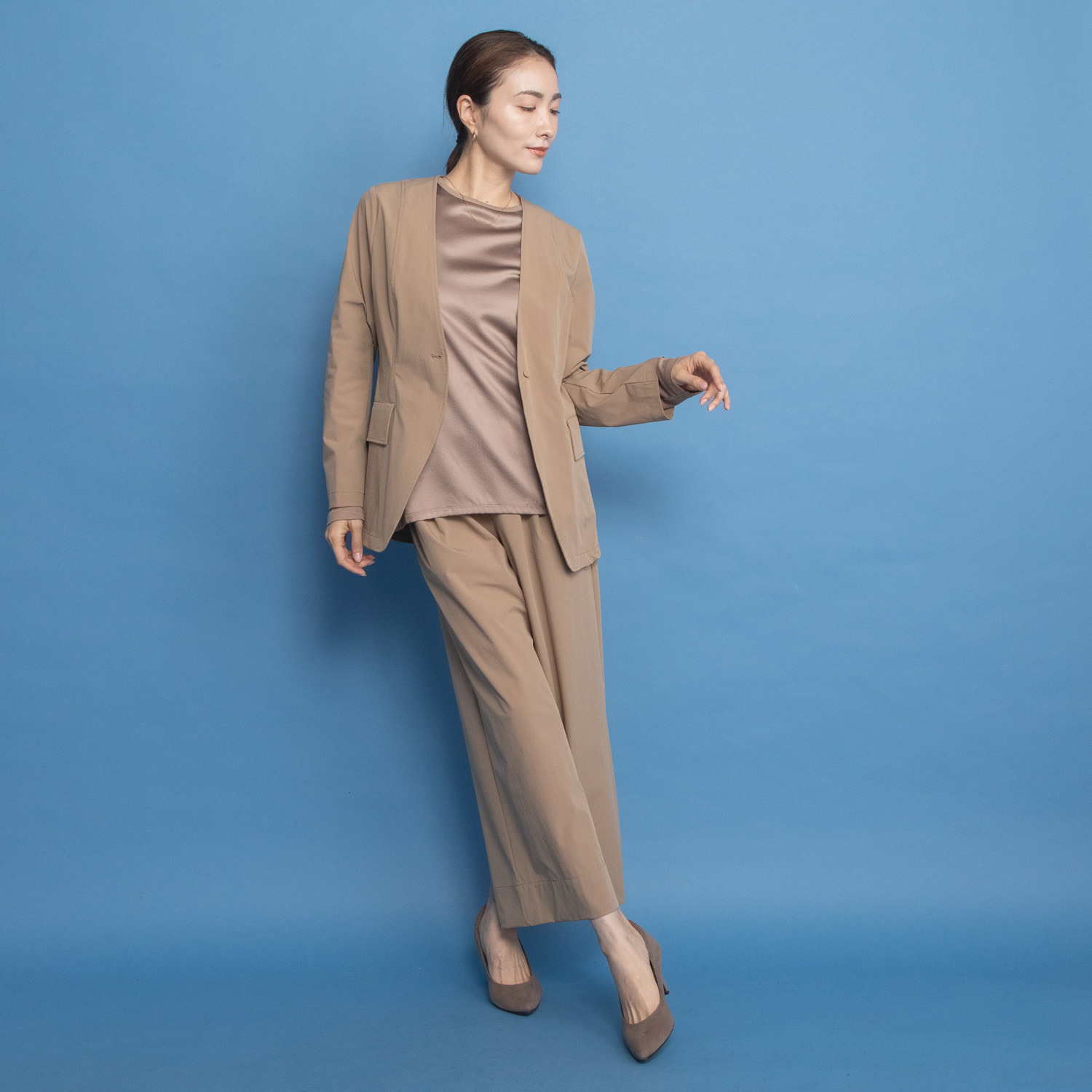 ヤエアジュテ きれいなシルエットで 初秋に映える ノーカラージャケット