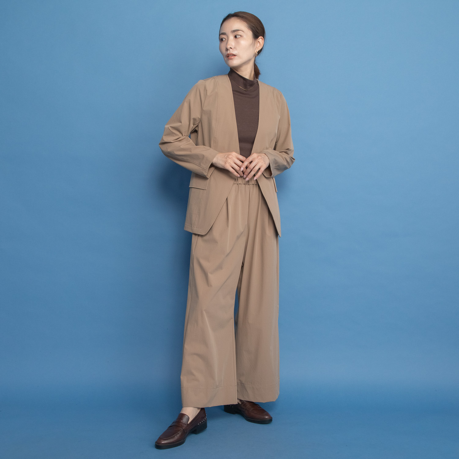 ヤエアジュテ きれいなシルエットで 初秋に映える ノーカラージャケット