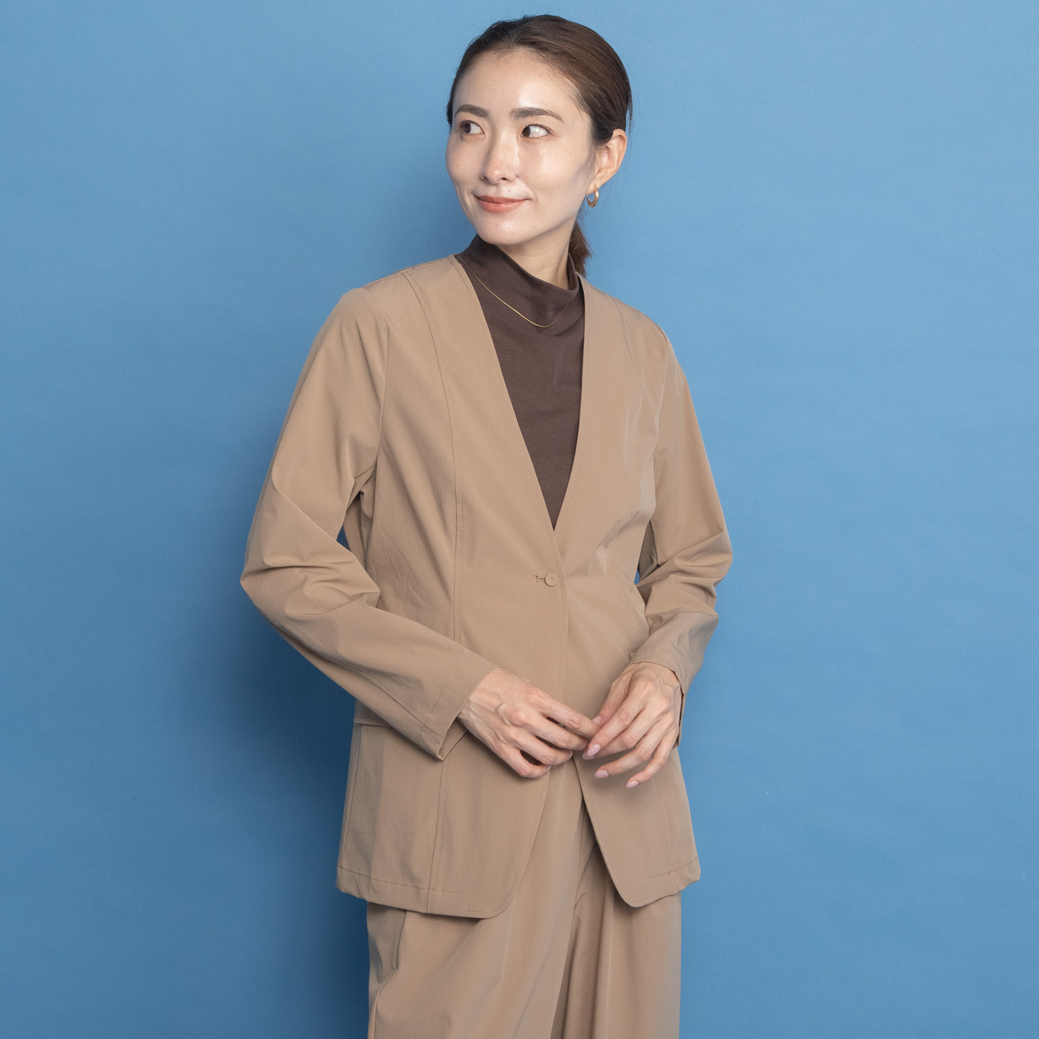 ヤエアジュテ きれいなシルエットで 初秋に映える ノーカラージャケット