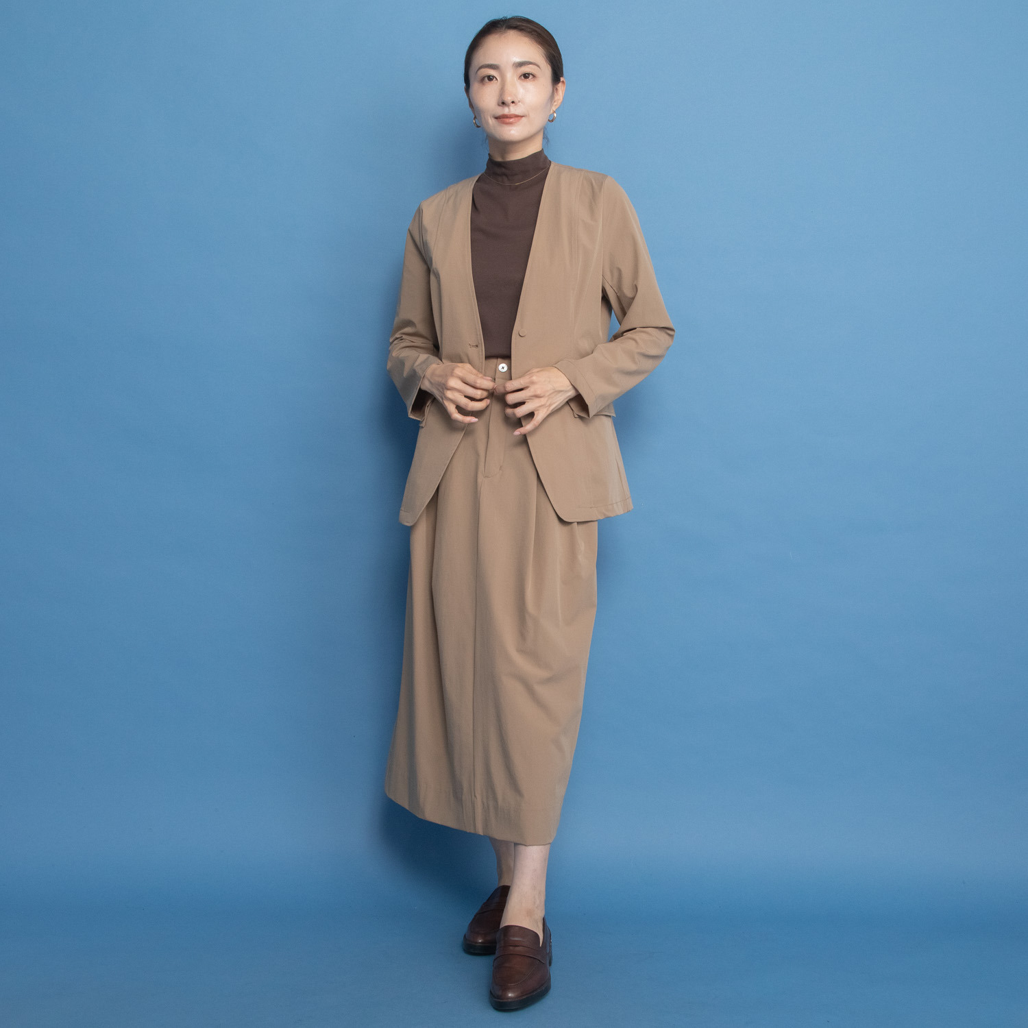 ヤエアジュテ きれいなシルエットで 初秋に映える ノーカラージャケット