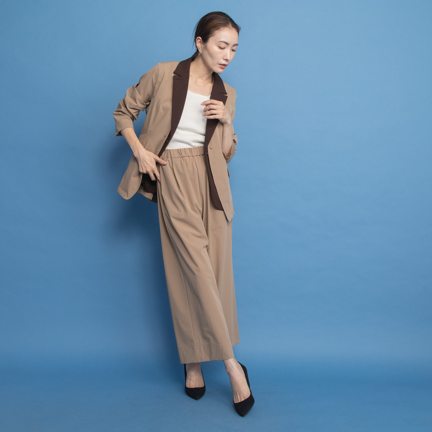 ヤエアジュテ きれいなシルエットで 初秋に映える ノーカラージャケット