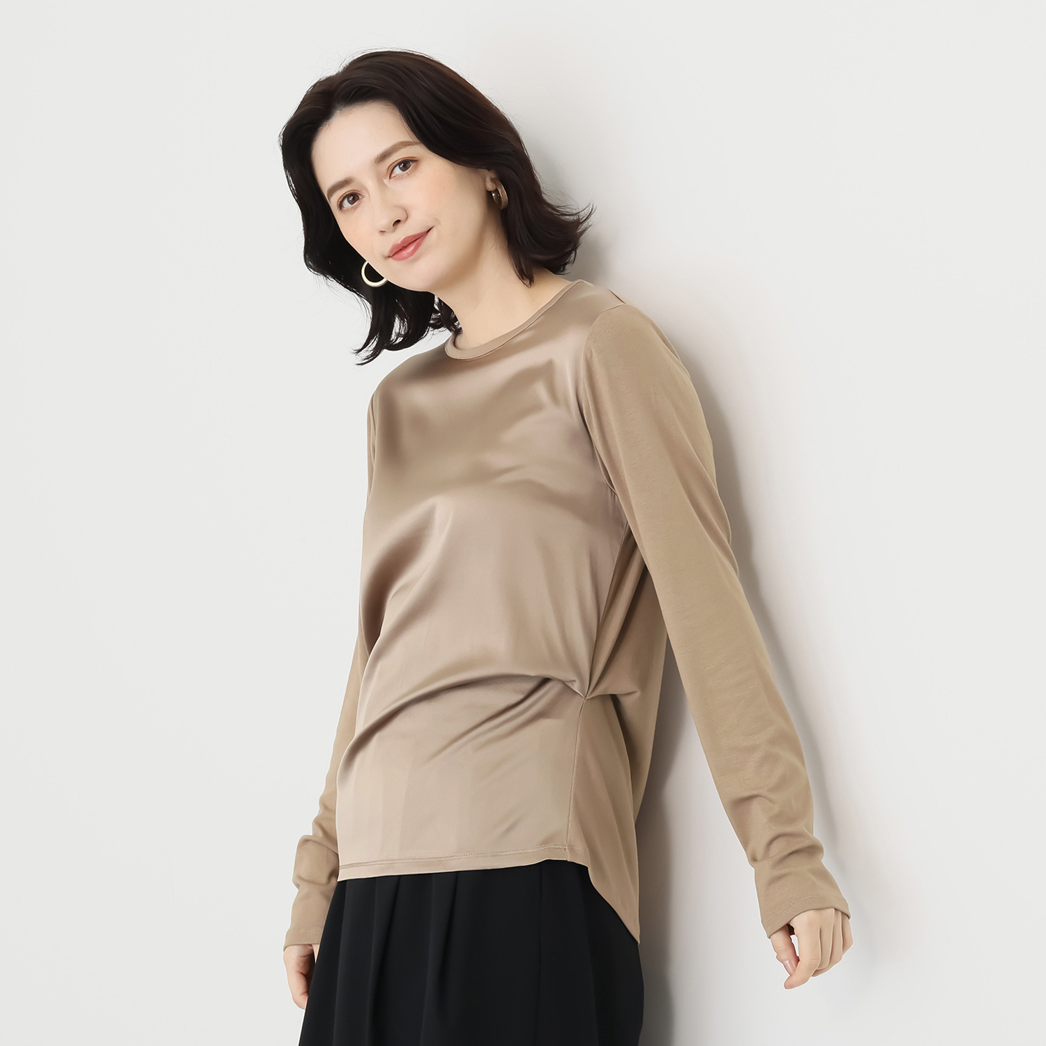 ヤエアジュテ シルク混の深い光沢で トレンドと品を取り入れる ２ウェイ コンビプルオーバー