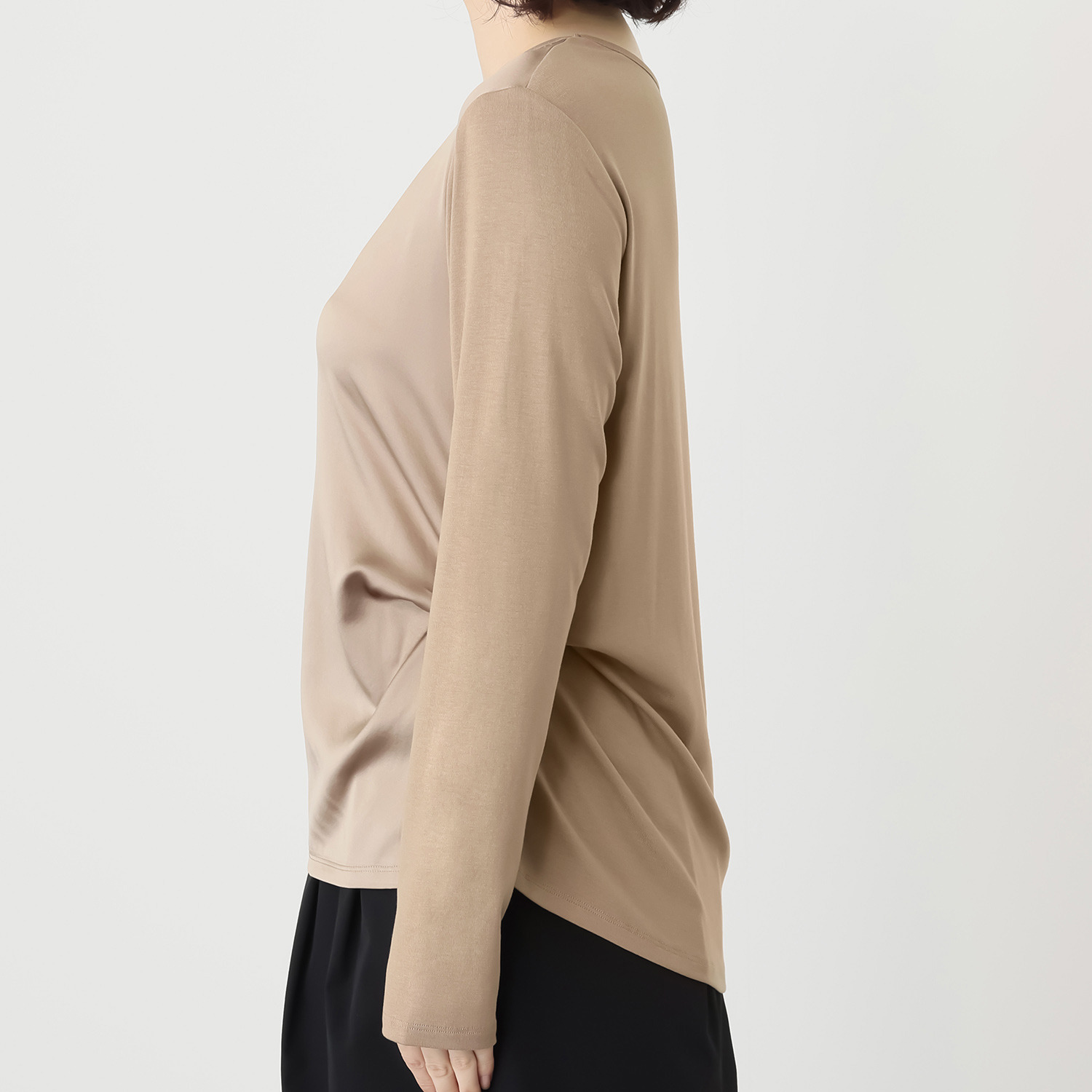 ヤエアジュテ シルク混の深い光沢で トレンドと品を取り入れる ２ウェイ コンビプルオーバー