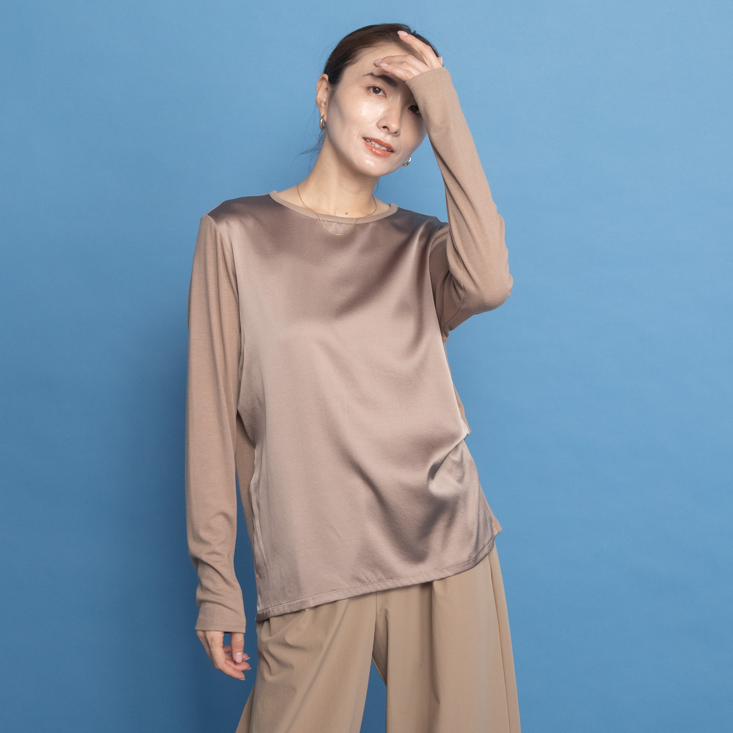 ヤエアジュテ シルク混の深い光沢で トレンドと品を取り入れる ２ウェイ コンビプルオーバー