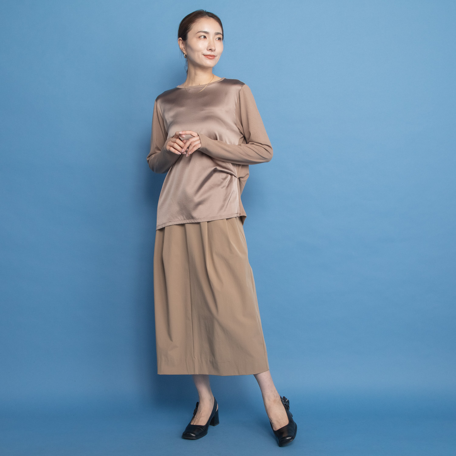 ヤエアジュテ シルク混の深い光沢で トレンドと品を取り入れる ２ウェイ コンビプルオーバー