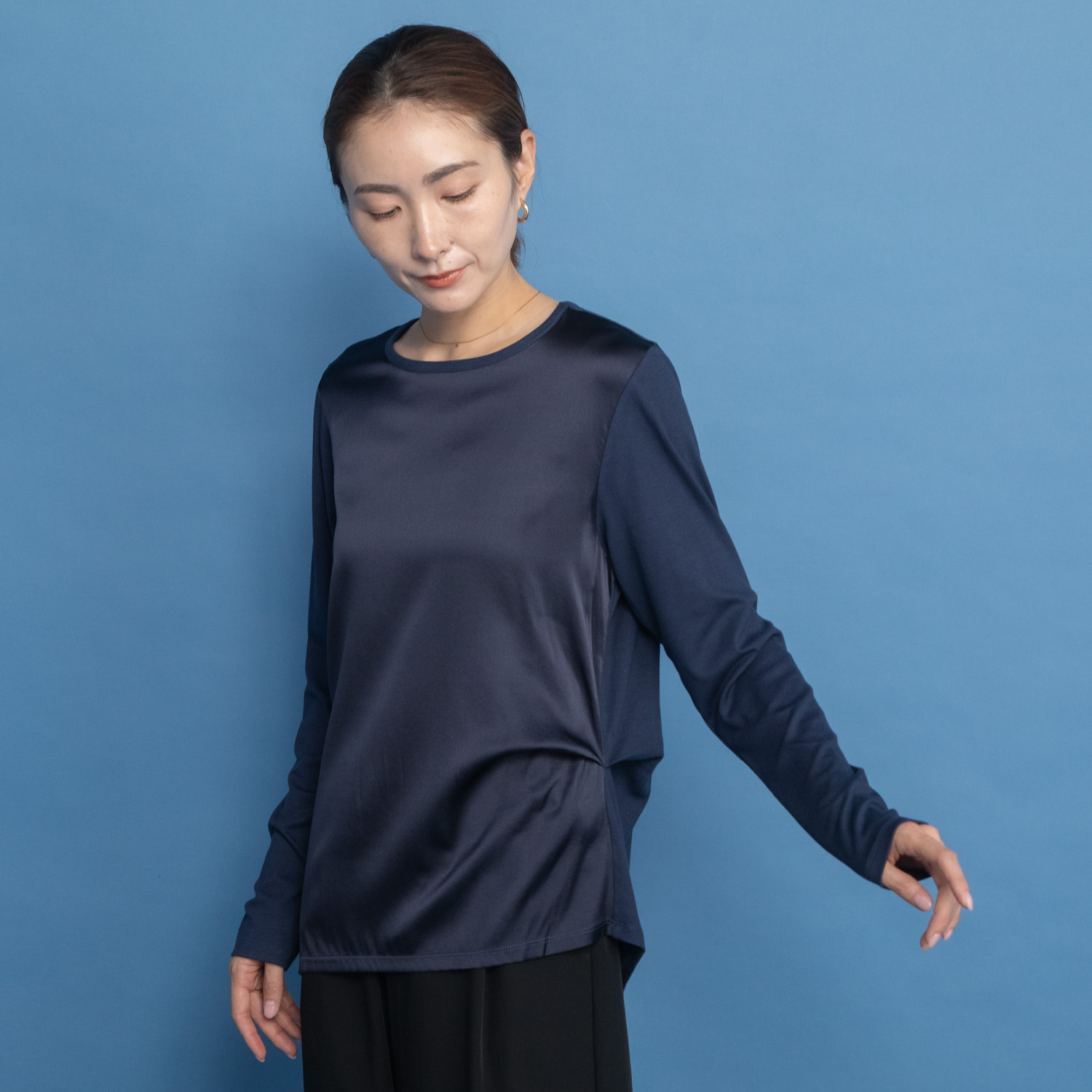 ヤエアジュテ シルク混の深い光沢で トレンドと品を取り入れる ２ウェイ コンビプルオーバー