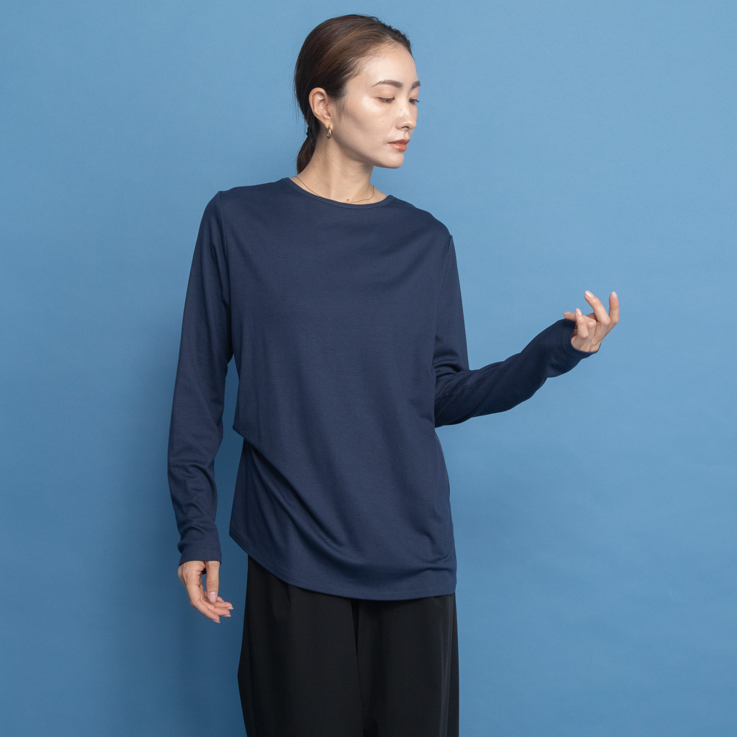 ヤエアジュテ シルク混の深い光沢で トレンドと品を取り入れる ２ウェイ コンビプルオーバー