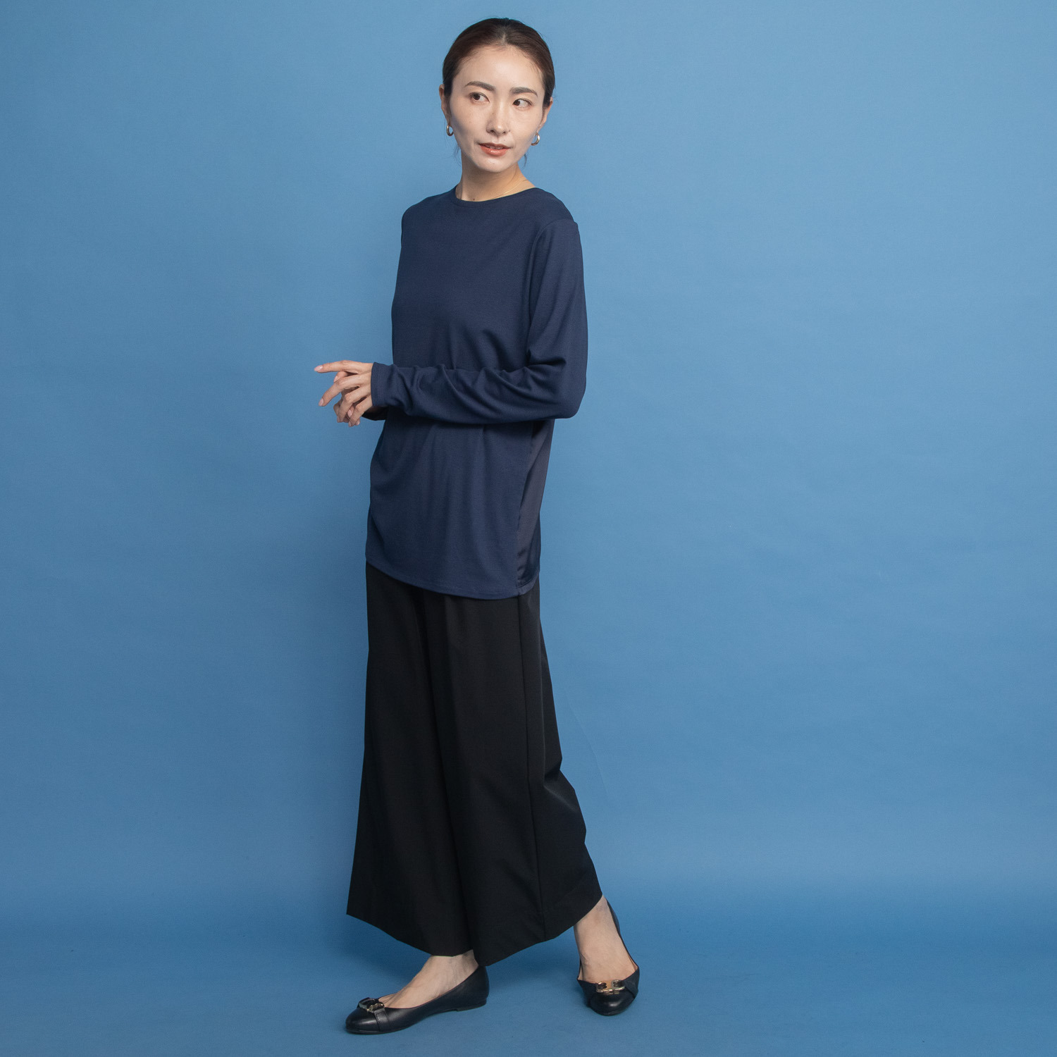 ヤエアジュテ シルク混の深い光沢で トレンドと品を取り入れる ２ウェイ コンビプルオーバー