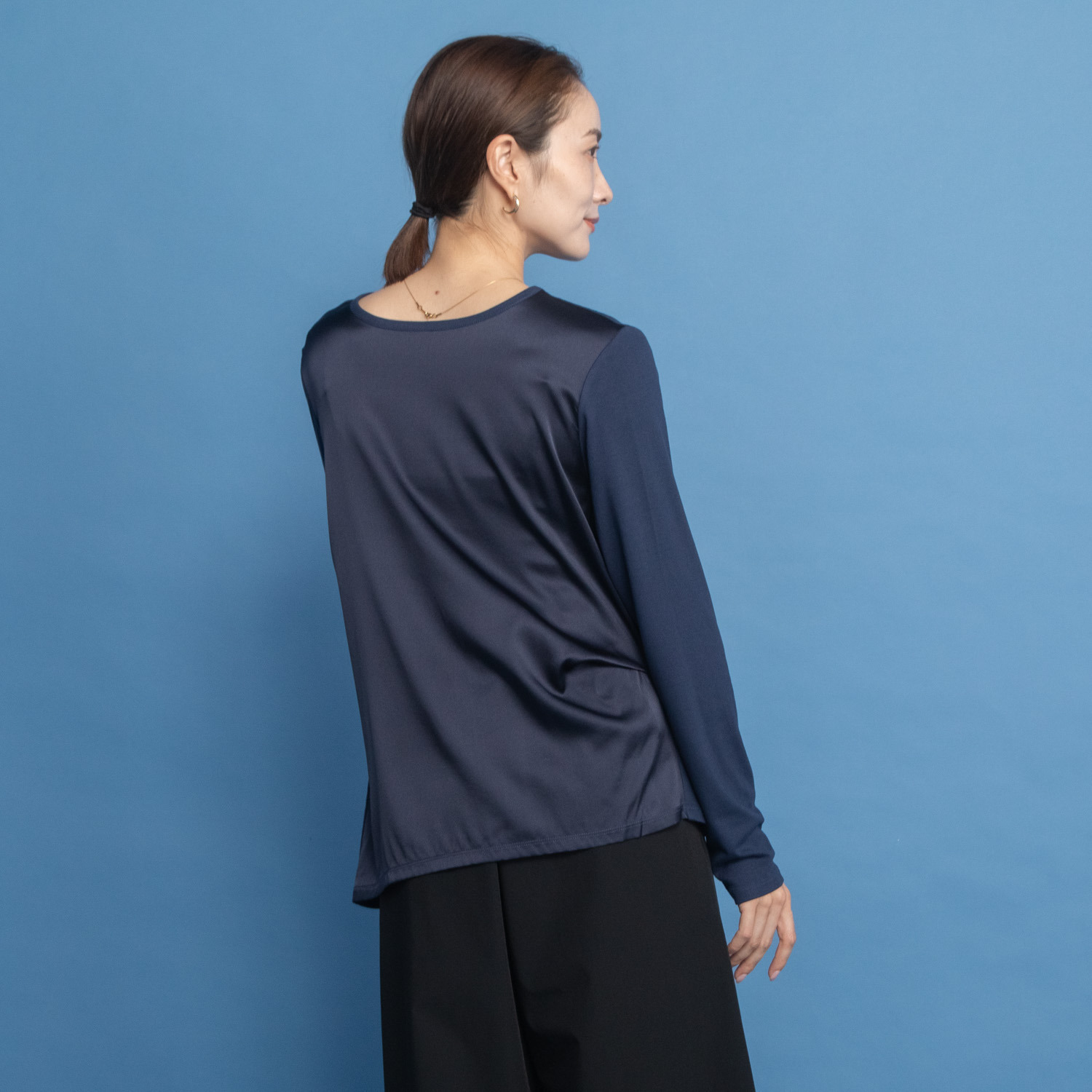 ヤエアジュテ シルク混の深い光沢で トレンドと品を取り入れる ２ウェイ コンビプルオーバー