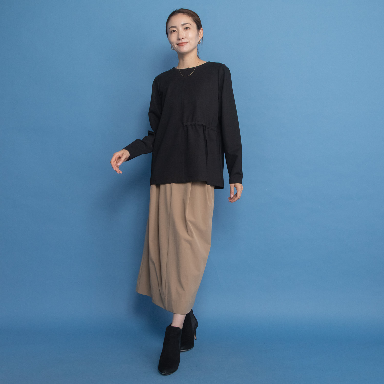 ヤエアジュテ アシンメトリーデザインで 上品に季節をまたぐ 大人の万能 ロングスリーブＴシャツ