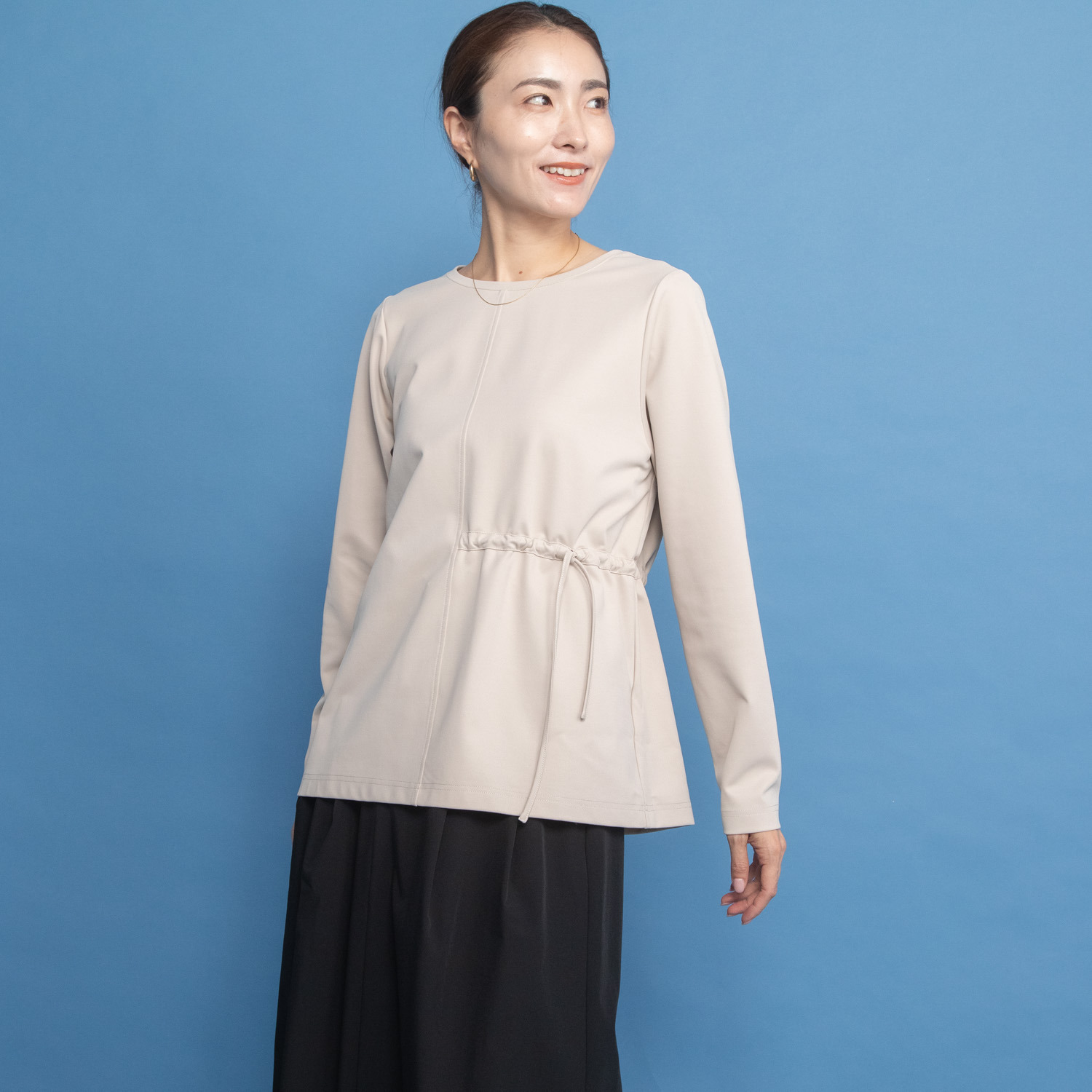 ヤエアジュテ アシンメトリーデザインで 上品に季節をまたぐ 大人の万能 ロングスリーブＴシャツ