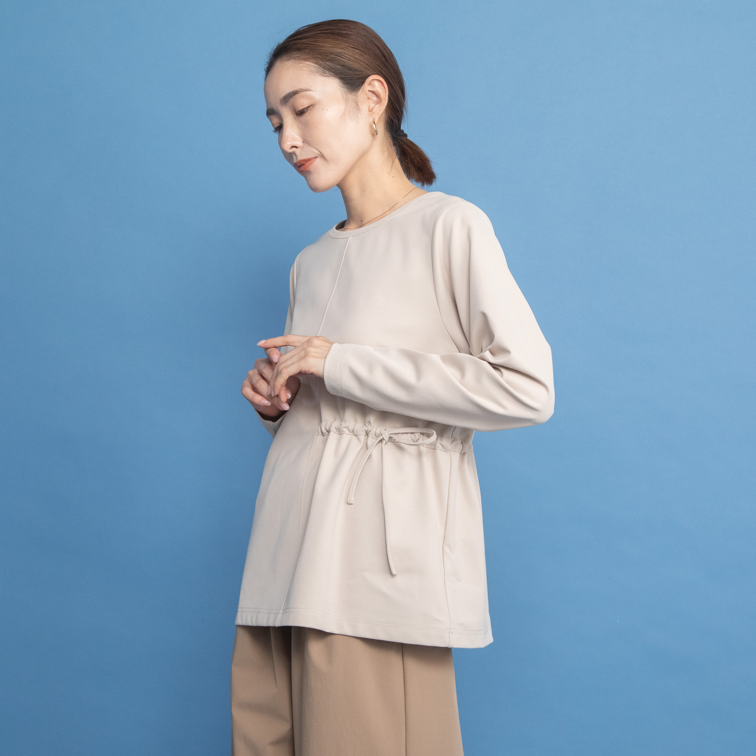 ヤエアジュテ アシンメトリーデザインで 上品に季節をまたぐ 大人の万能 ロングスリーブＴシャツ