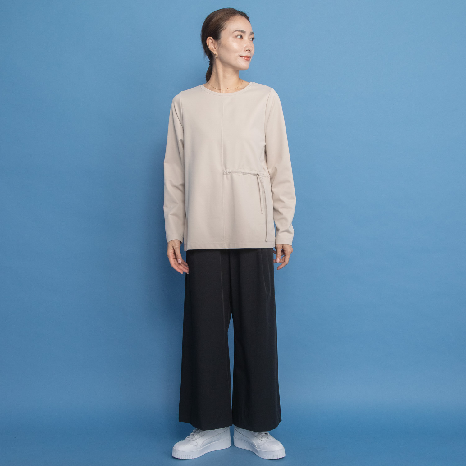 ヤエアジュテ アシンメトリーデザインで 上品に季節をまたぐ 大人の万能 ロングスリーブＴシャツ