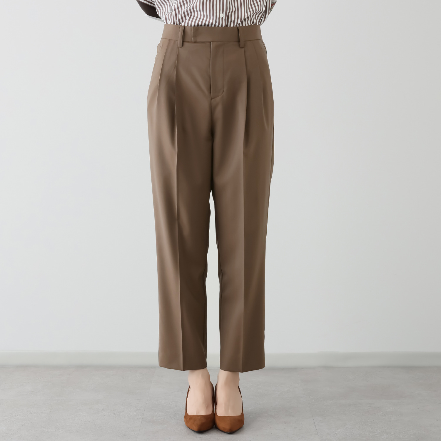 メリオン 上質ウールで仕立てた ツータック テーパードパンツ