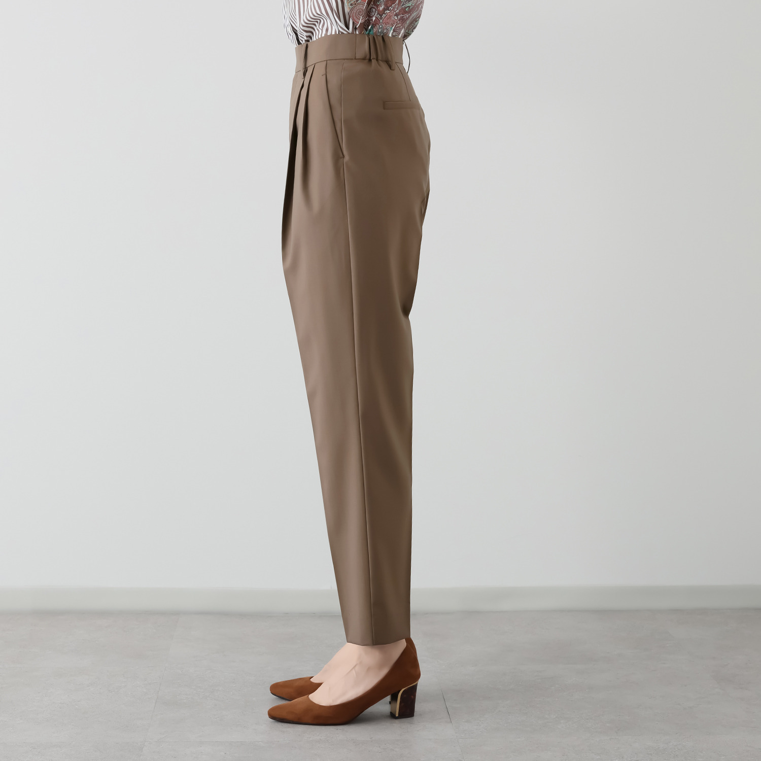 メリオン 上質ウールで仕立てた ツータック テーパードパンツ