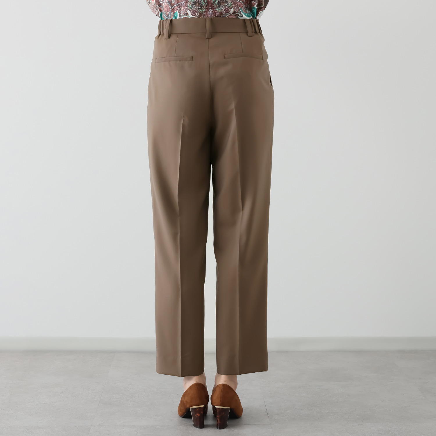 メリオン 上質ウールで仕立てた ツータック テーパードパンツ