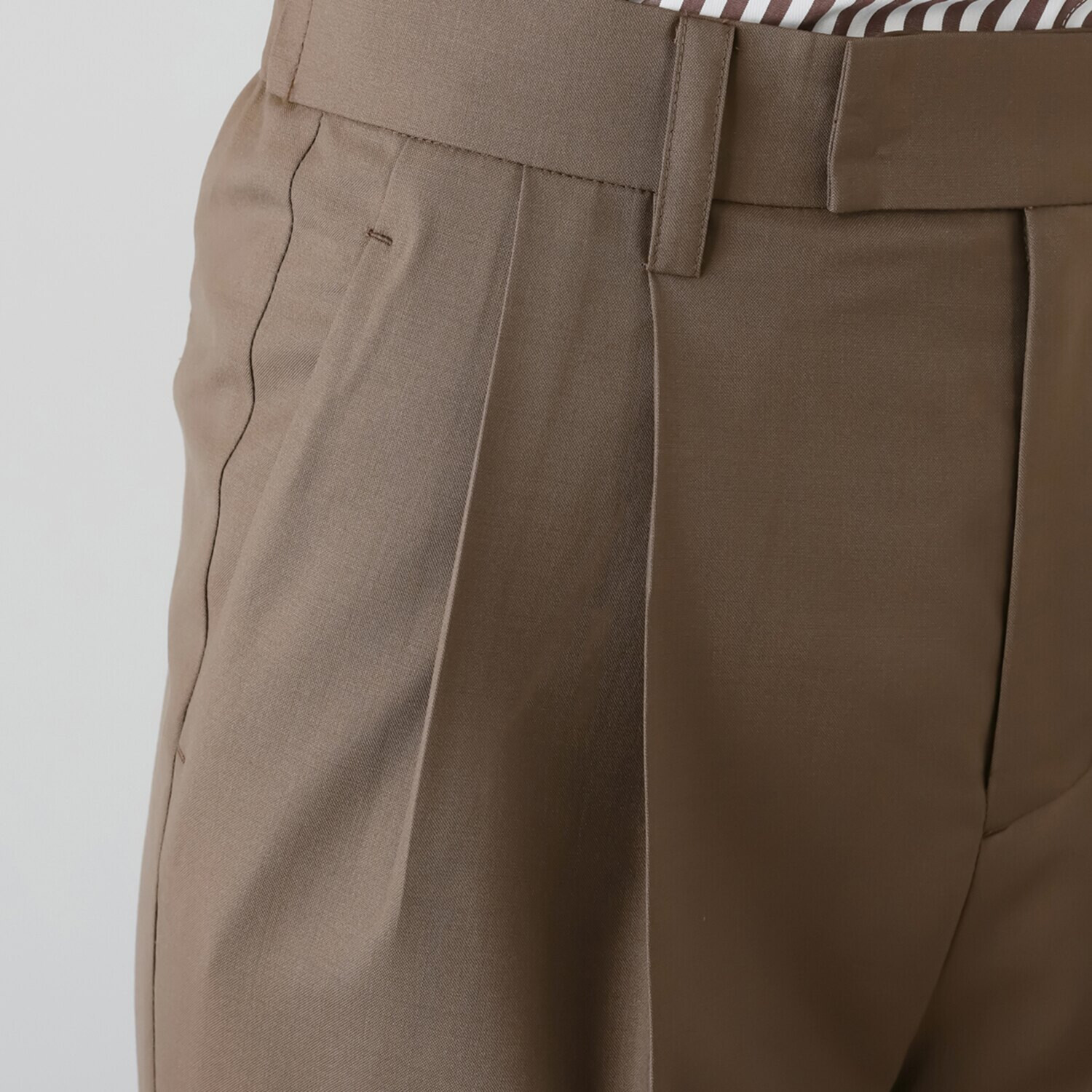 メリオン 上質ウールで仕立てた ツータック テーパードパンツ