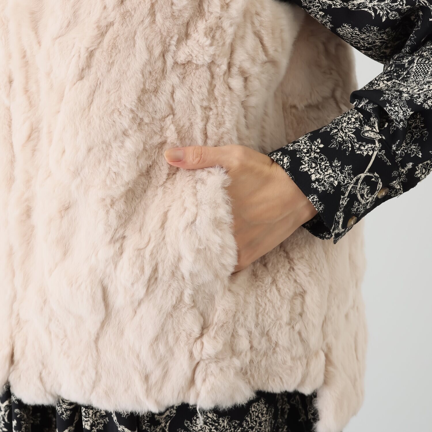 ティエドゥール レッキスラビット サイドスリット入り Ｖネックベスト