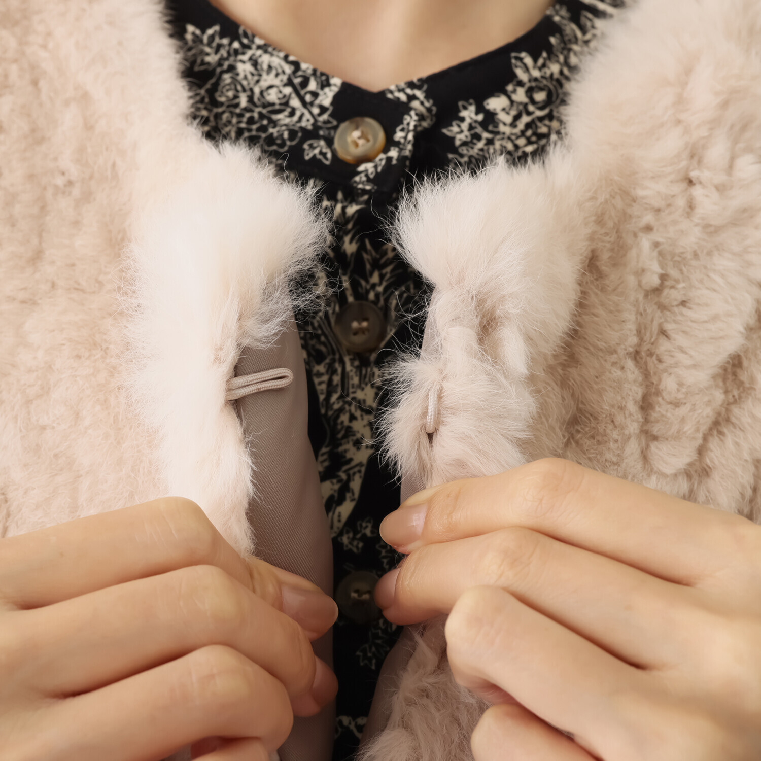 ティエドゥール レッキスラビット サイドスリット入り Ｖネックベスト