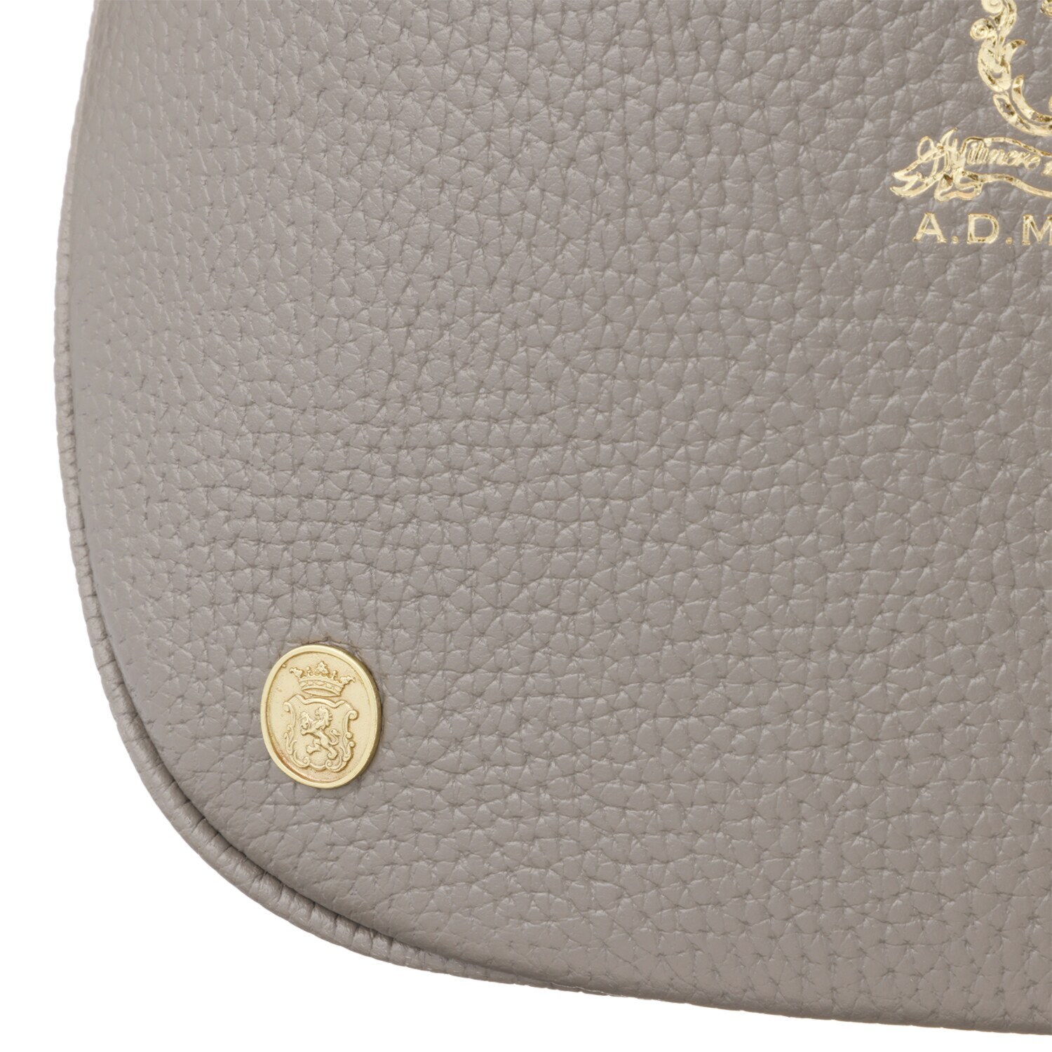 エーディーエムジェイ 牛革シュリンク型押し クロスボディバッグ ＜２０２５＞